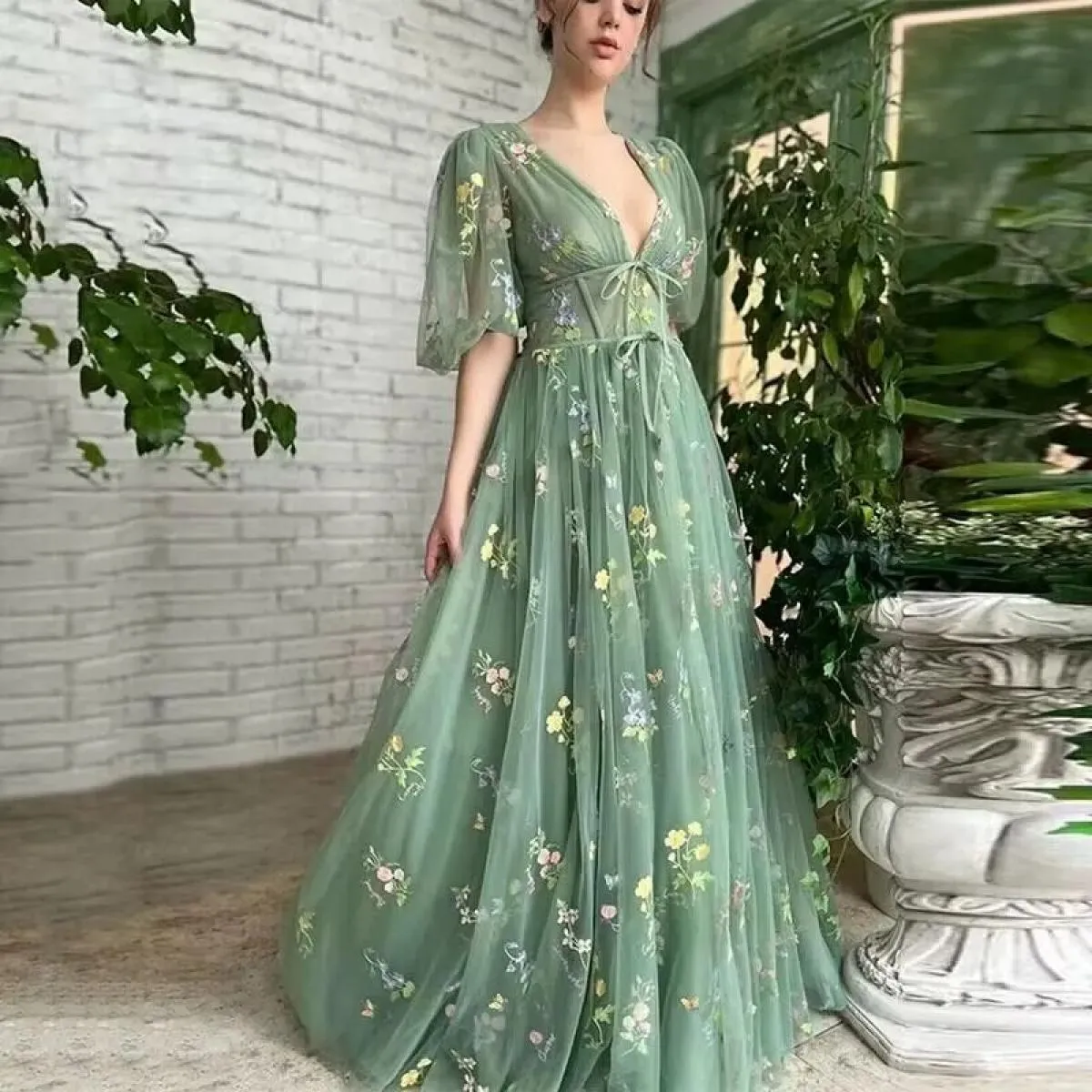 Abiti da sera in pizzo ricamato verde Maniche a sbuffo da fata Abiti lunghi da festa di nozze a linea aperta sul retro Abito da