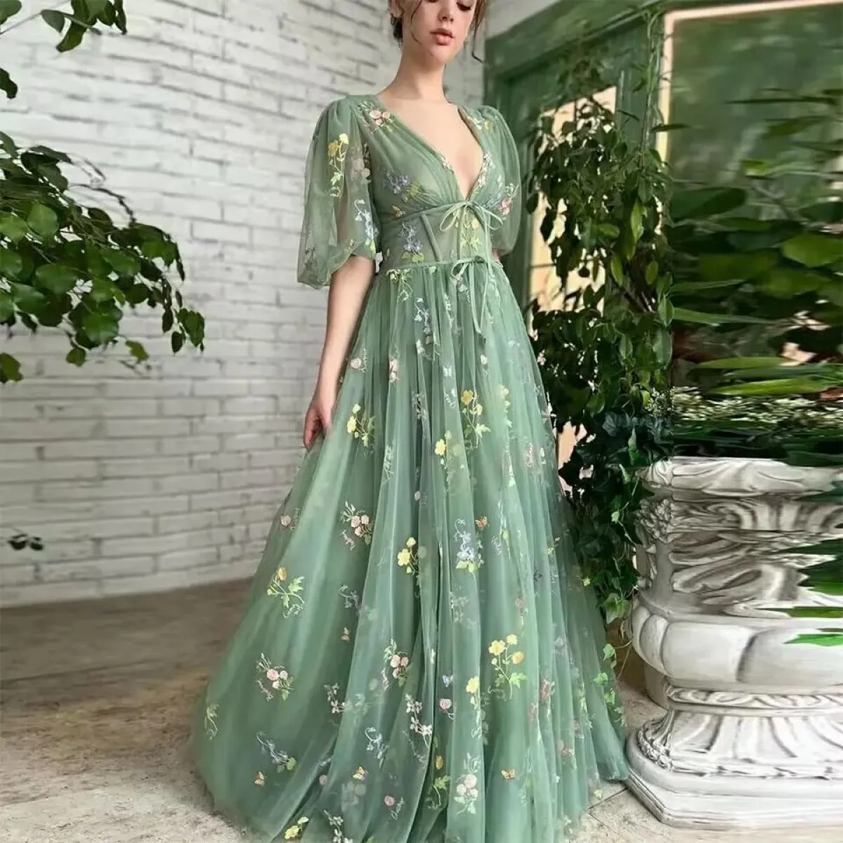 Abiti da sera in pizzo ricamato verde Maniche a sbuffo da fata Abiti lunghi da festa di nozze a linea aperta sul retro Abito da