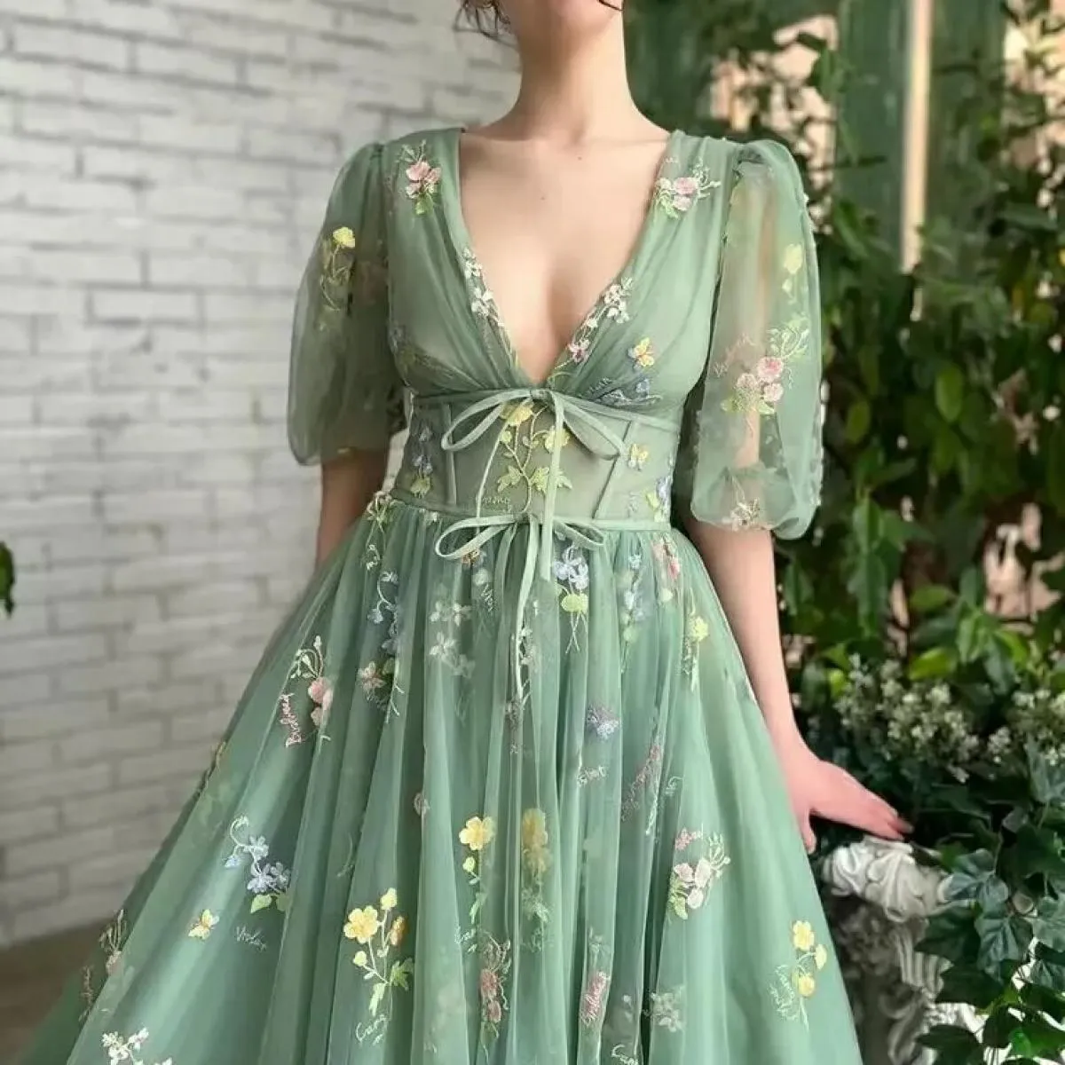 Abiti da sera in pizzo ricamato verde Maniche a sbuffo da fata Abiti lunghi da festa di nozze a linea aperta sul retro Abito da