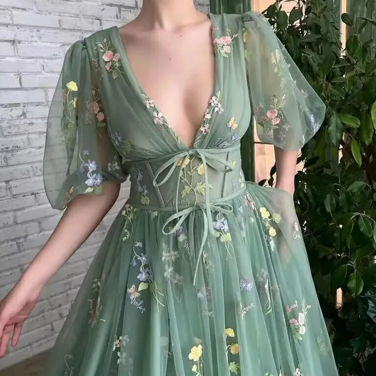 Abiti da sera in pizzo ricamato verde Maniche a sbuffo da fata Abiti lunghi da festa di nozze a linea aperta sul retro Abito da
