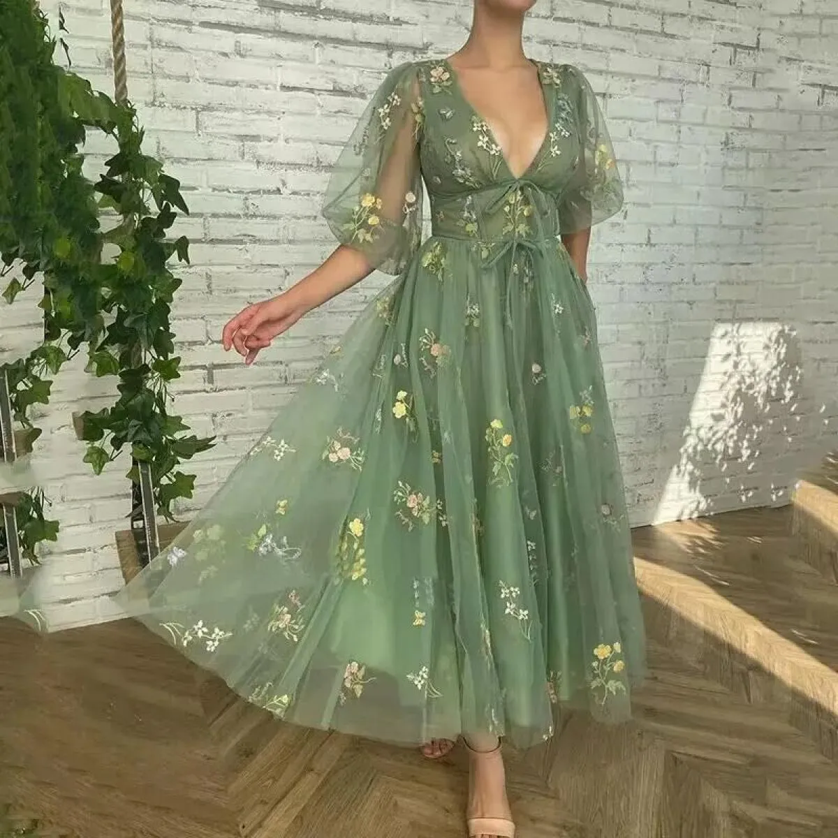 Abiti da sera in pizzo ricamato verde Maniche a sbuffo da fata Abiti lunghi da festa di nozze a linea aperta sul retro Abito da