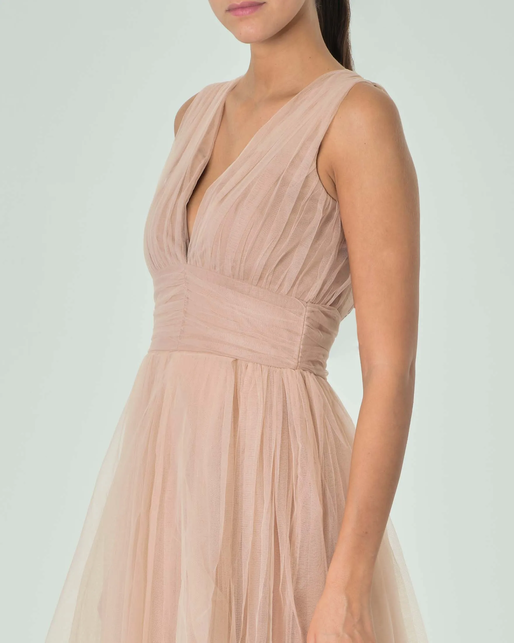 Abito midi rosa in tulle senza maniche con gonna ruota e scollo a V