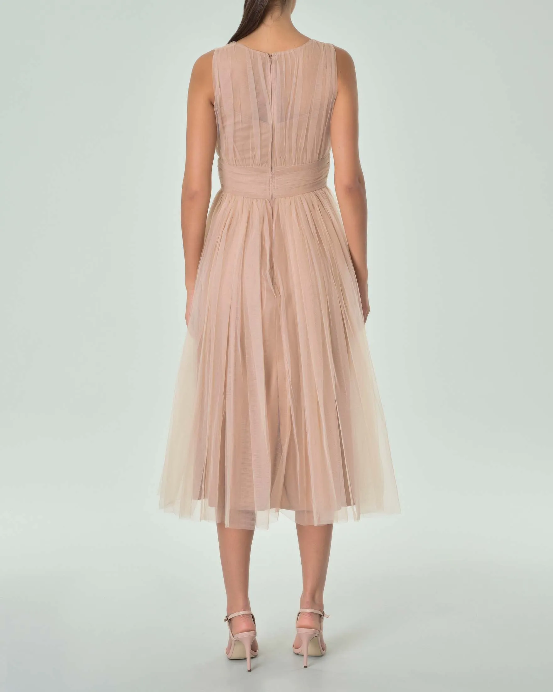 Abito midi rosa in tulle senza maniche con gonna ruota e scollo a V
