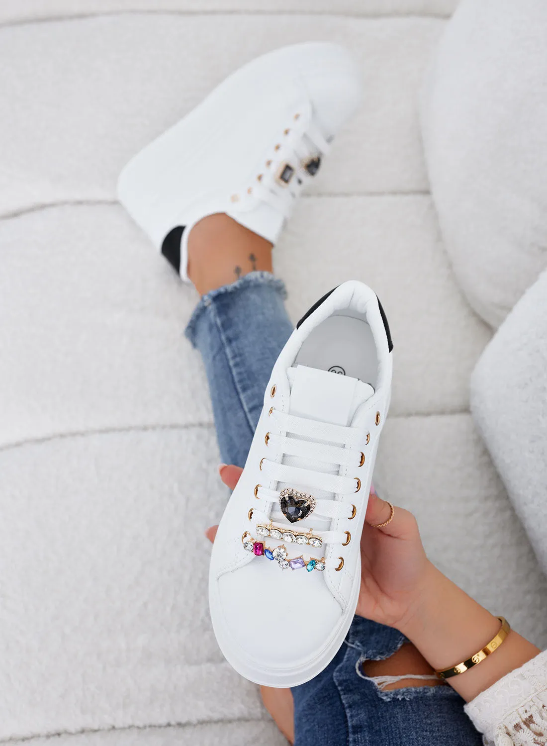 AMIS - Sneakers bianche con retro nero e applicazioni gioiello