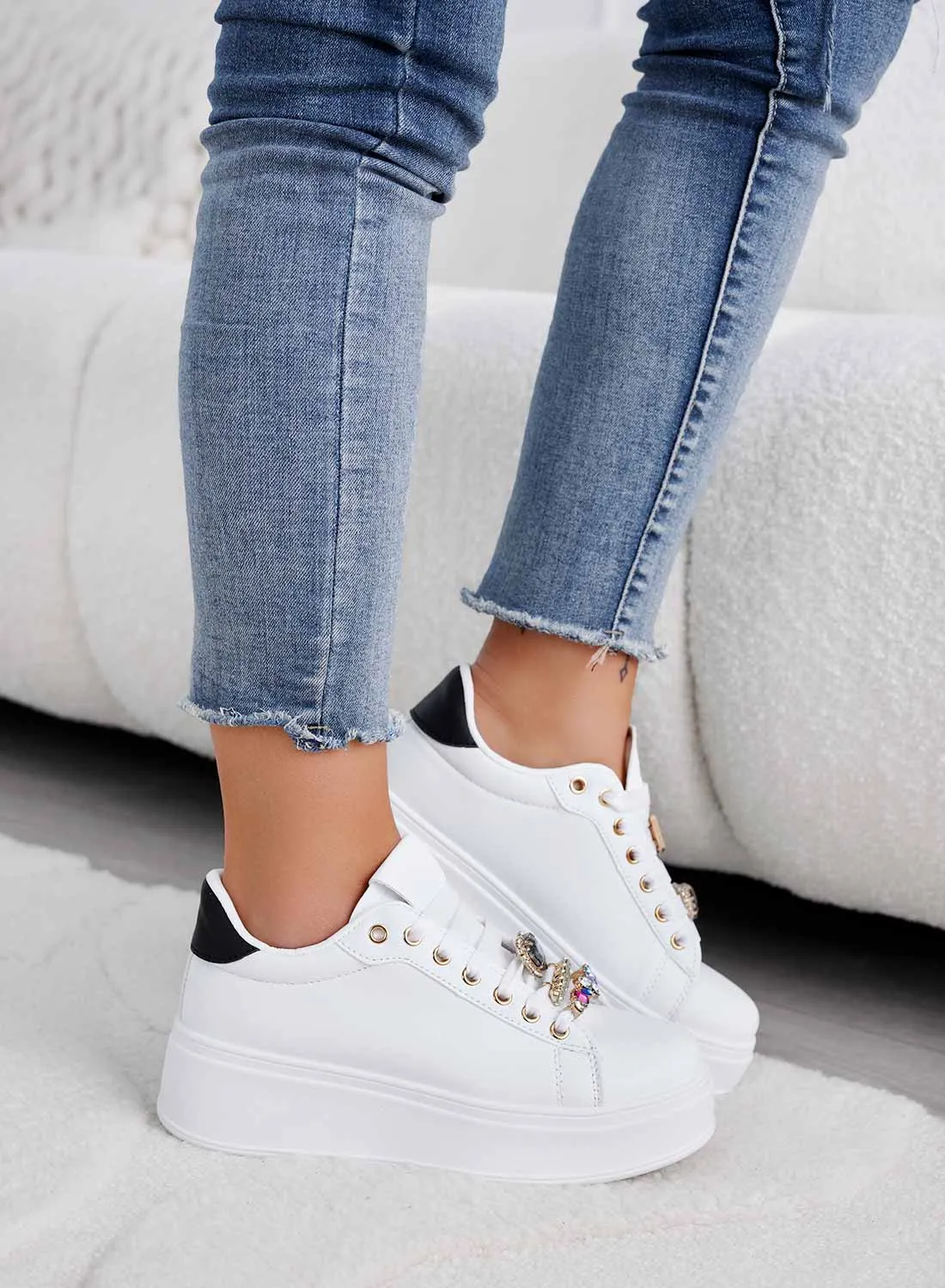 AMIS - Sneakers bianche con retro nero e applicazioni gioiello
