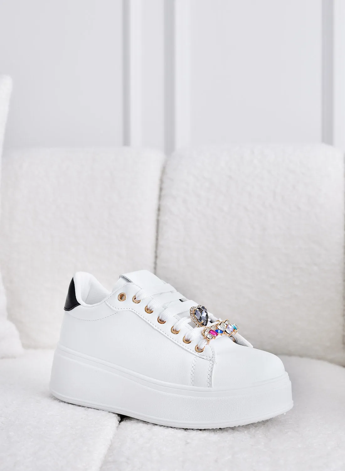 AMIS - Sneakers bianche con retro nero e applicazioni gioiello