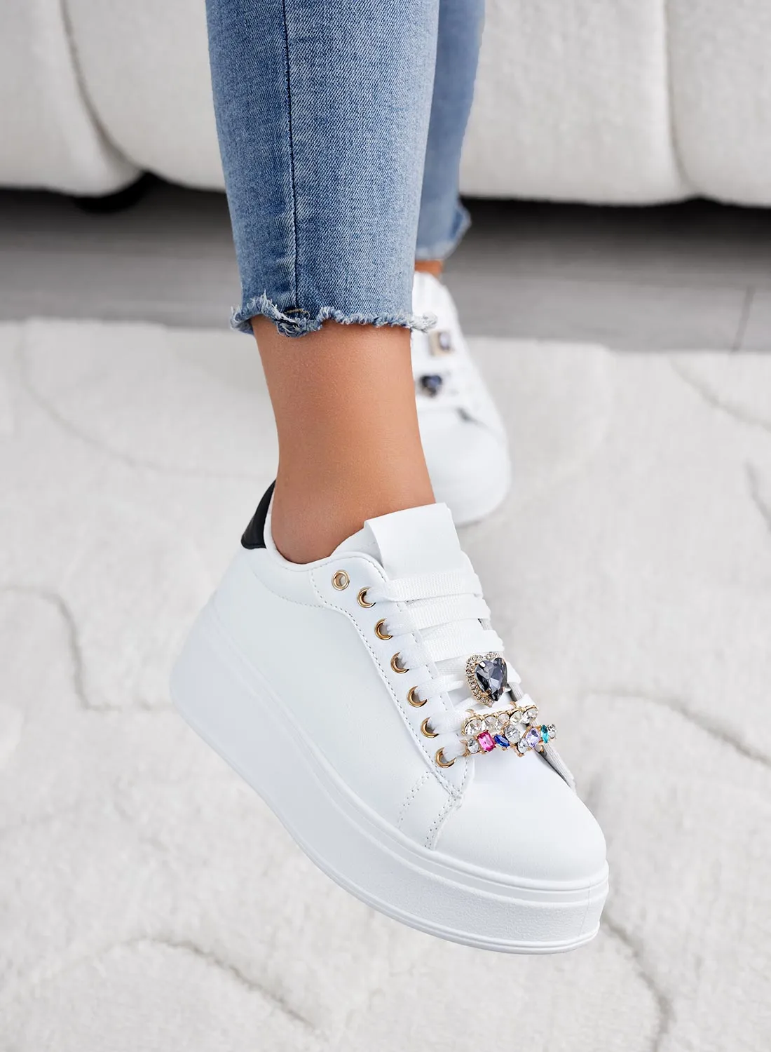 AMIS - Sneakers bianche con retro nero e applicazioni gioiello