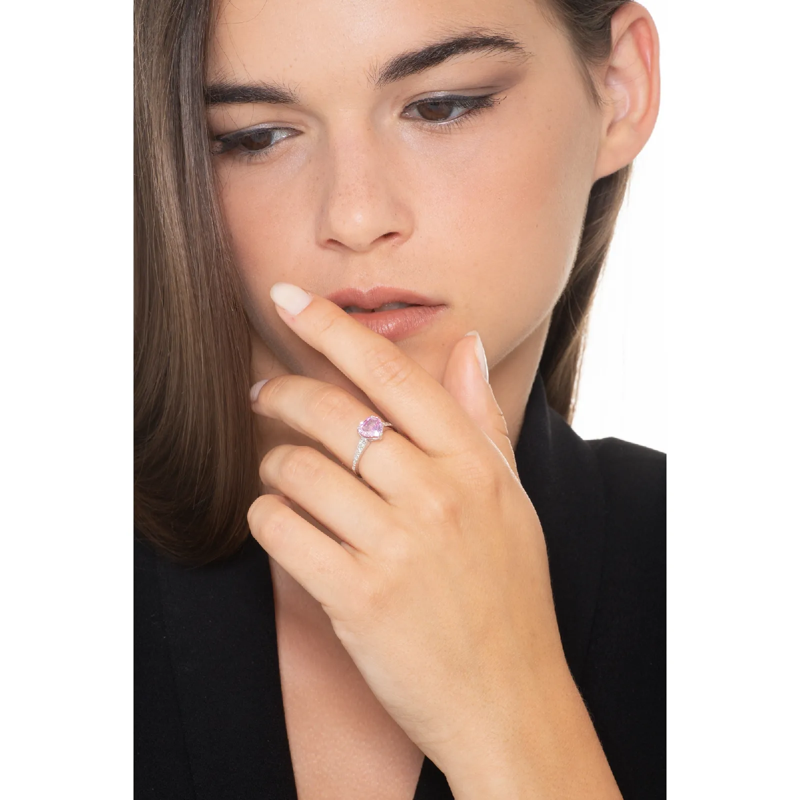Anello in oro bianco 18k con zaffiro rosa a cuore e diamanti ai  lati