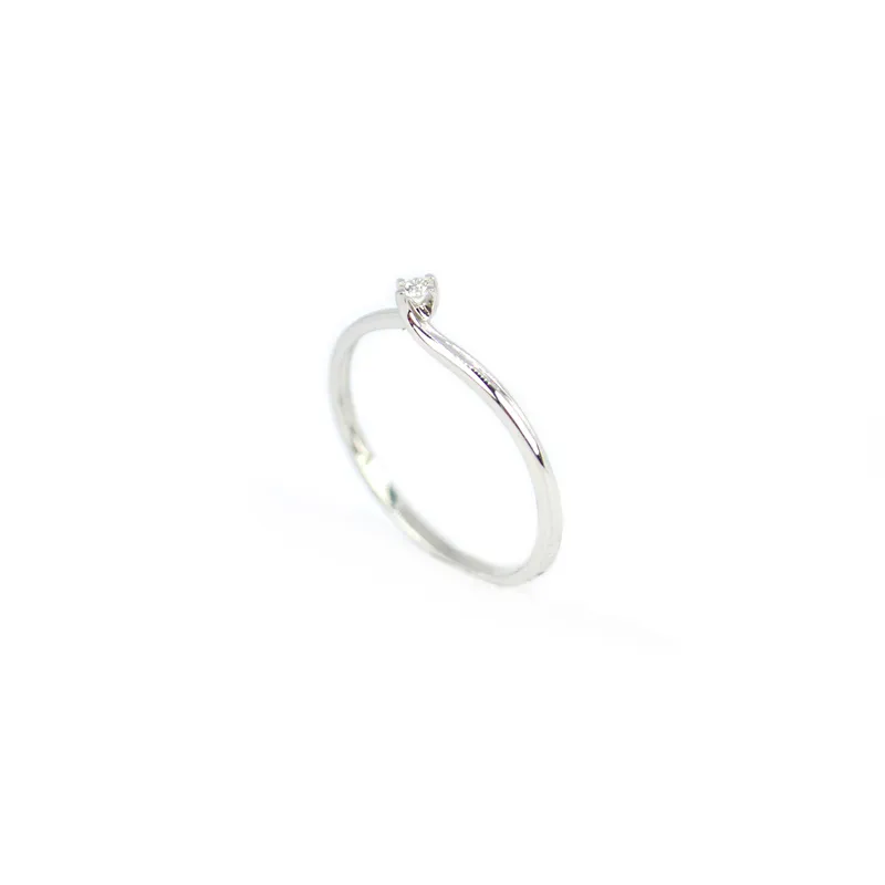Anello solitario con diamante in oro bianco