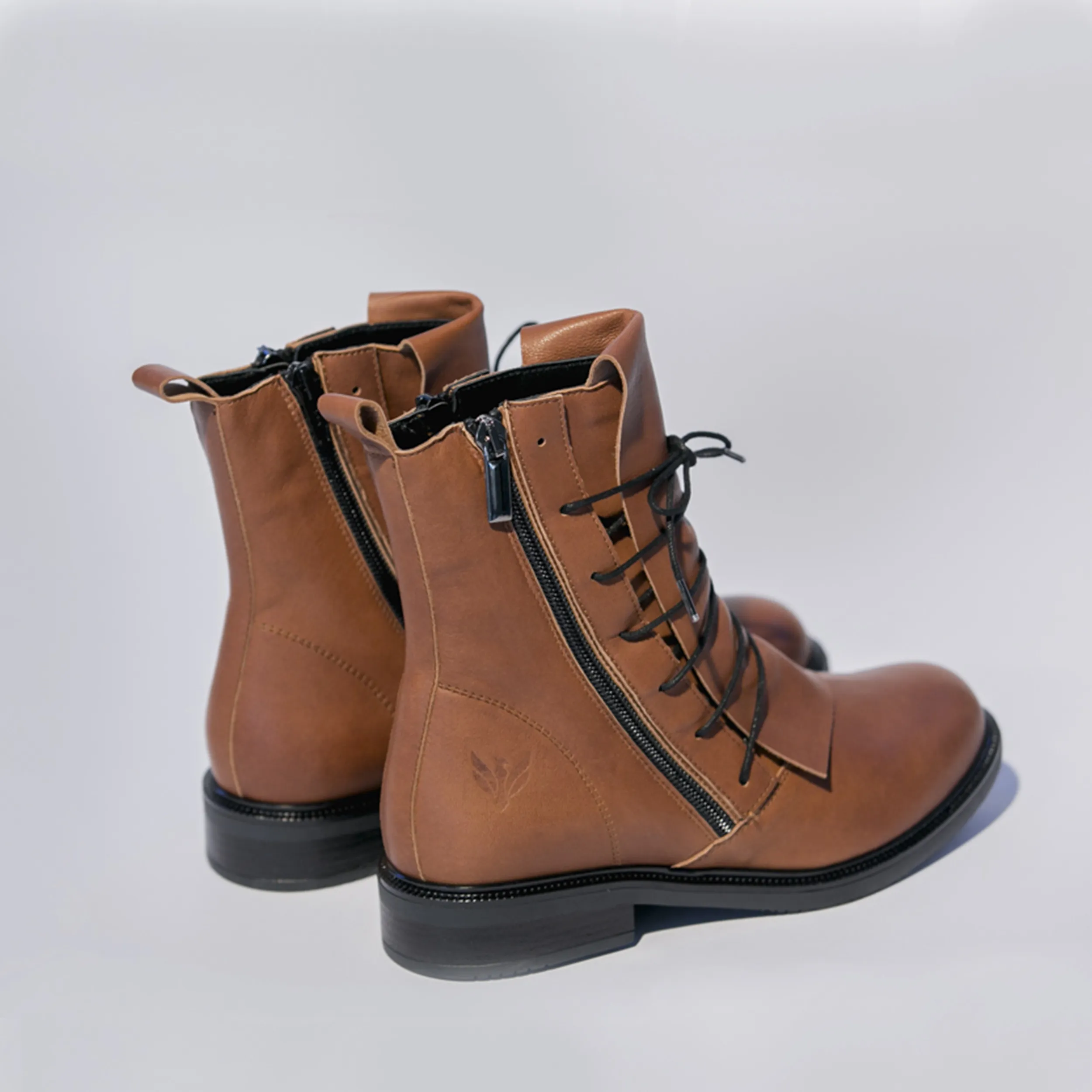 Anfibio stringato con zip laterale