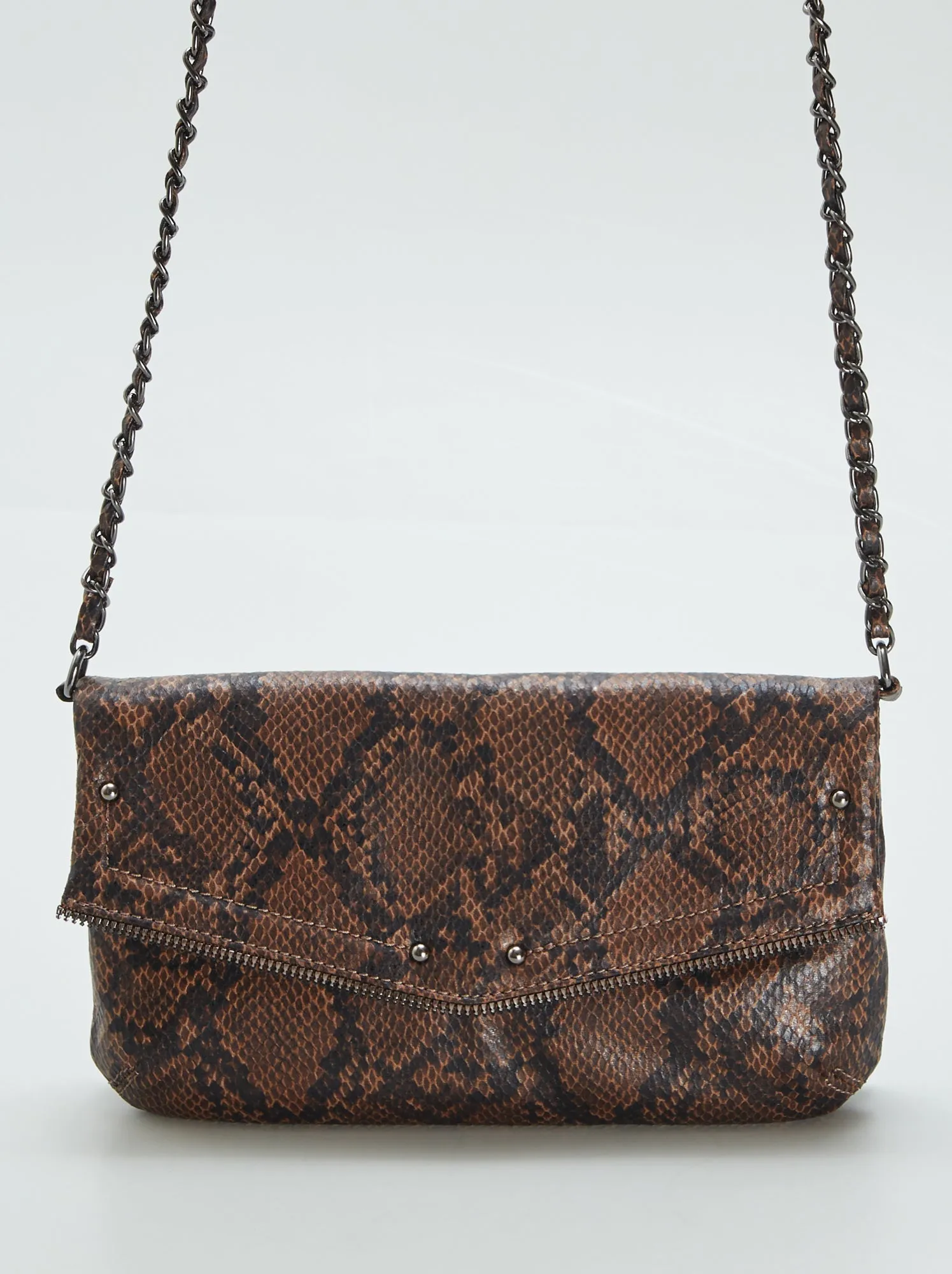 Borsa envelope con tracolla catena - MARRONE
