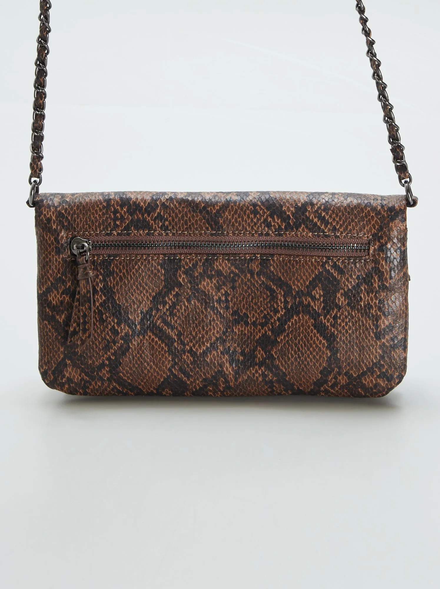 Borsa envelope con tracolla catena - MARRONE