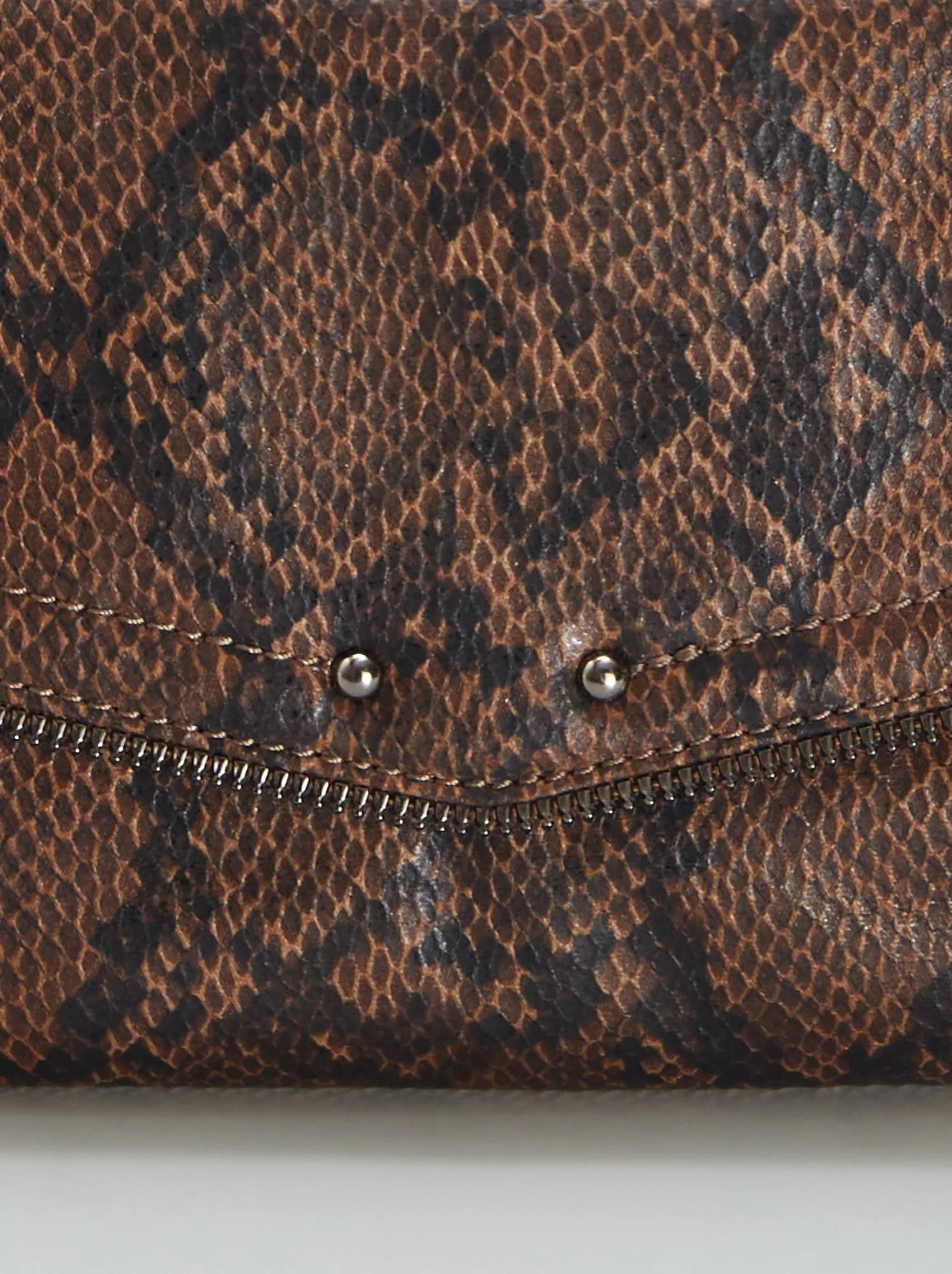Borsa envelope con tracolla catena - MARRONE