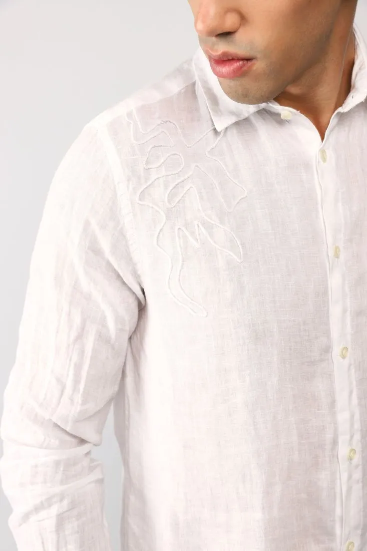 Camicia con colletto classico e ricamo fantasia astratta