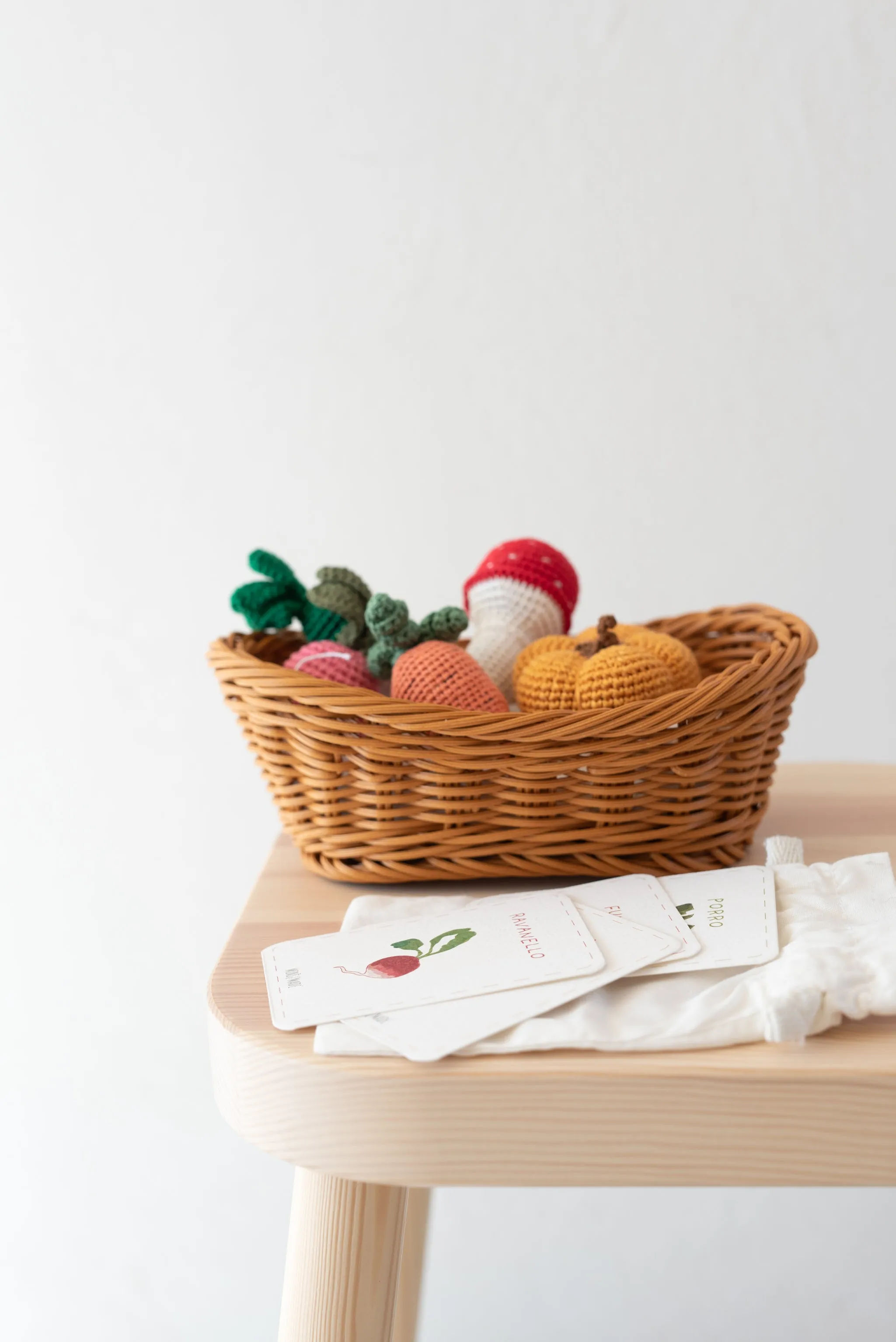 Cestino di verdura a crochet con carte illustrate