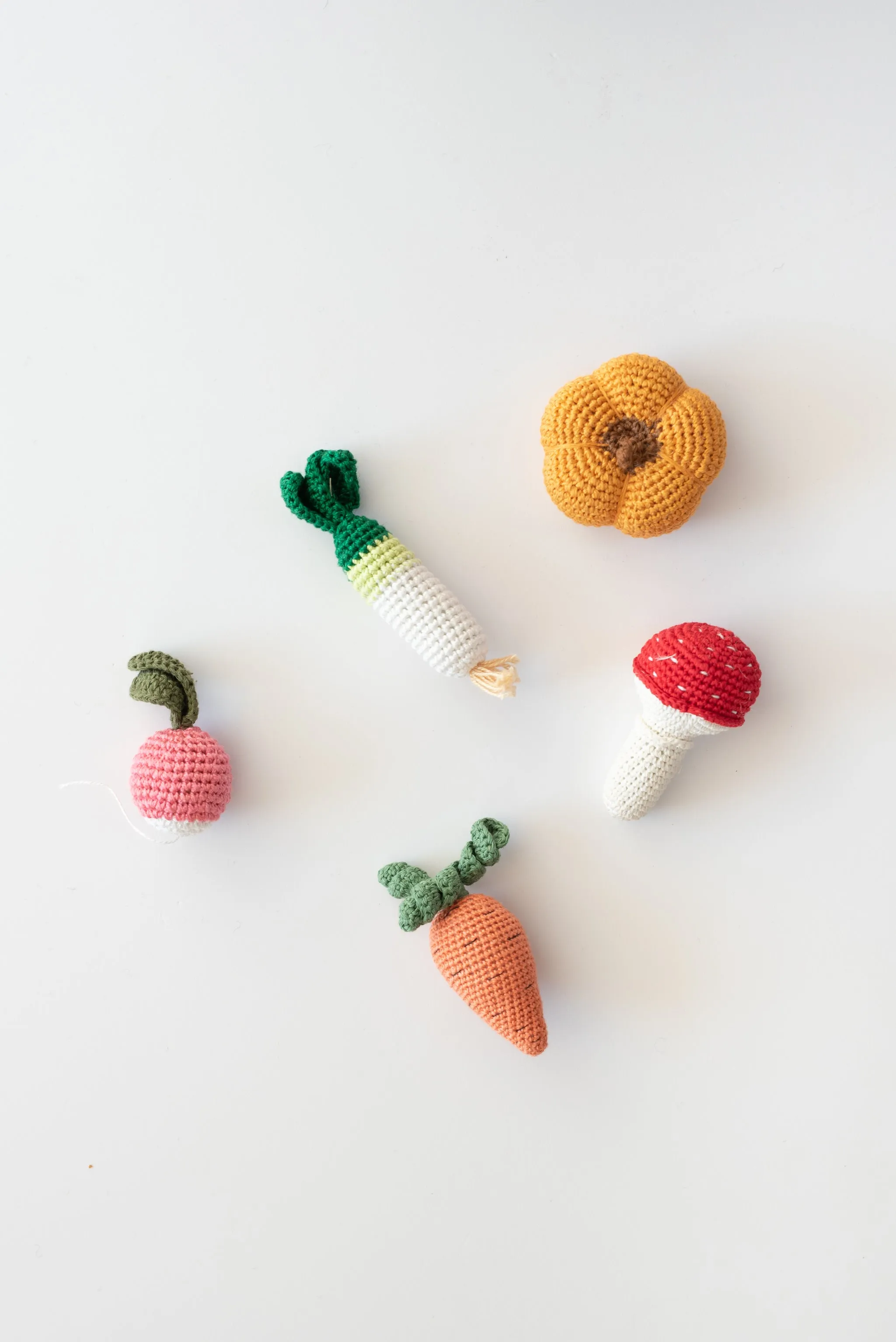 Cestino di verdura a crochet con carte illustrate
