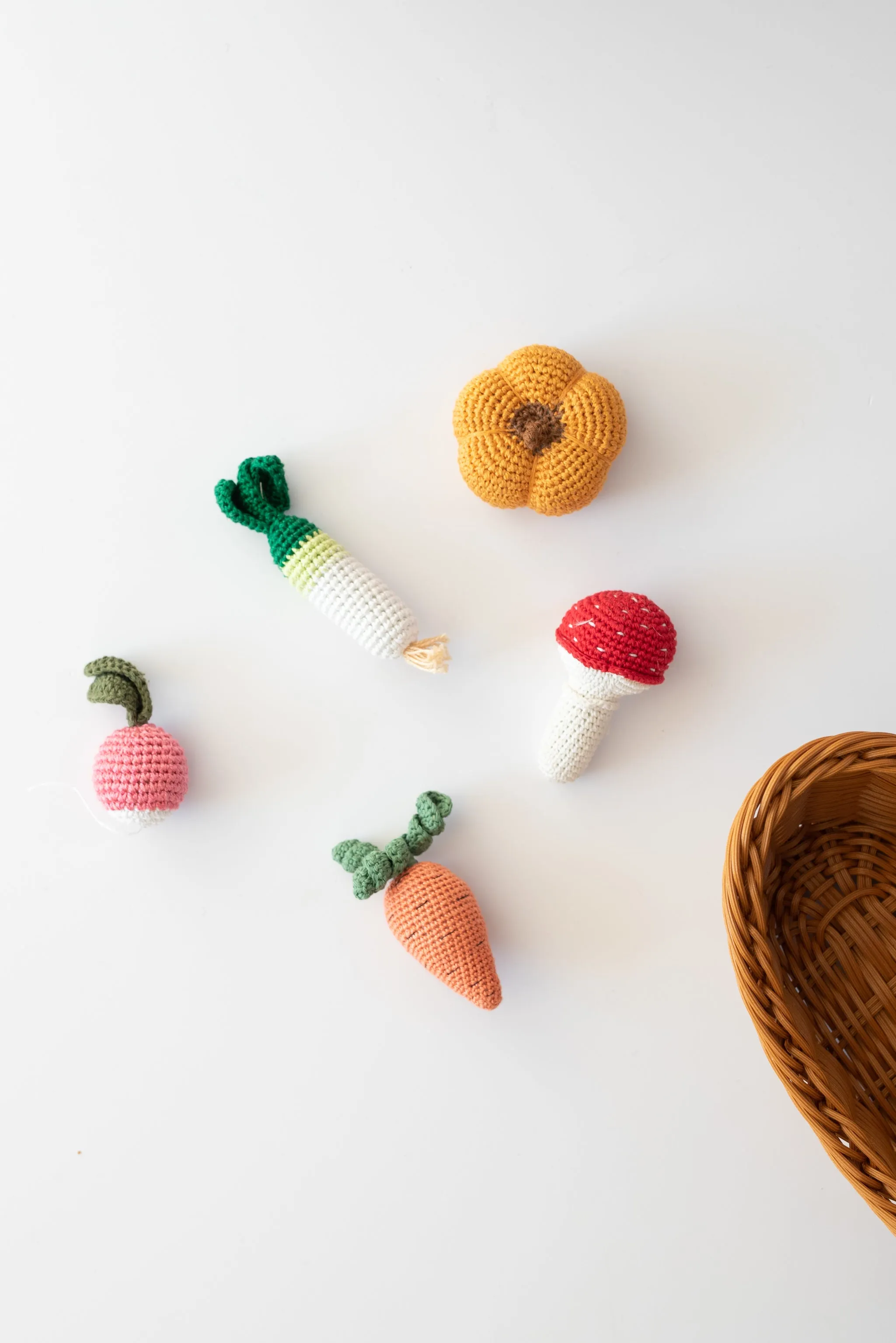 Cestino di verdura a crochet con carte illustrate