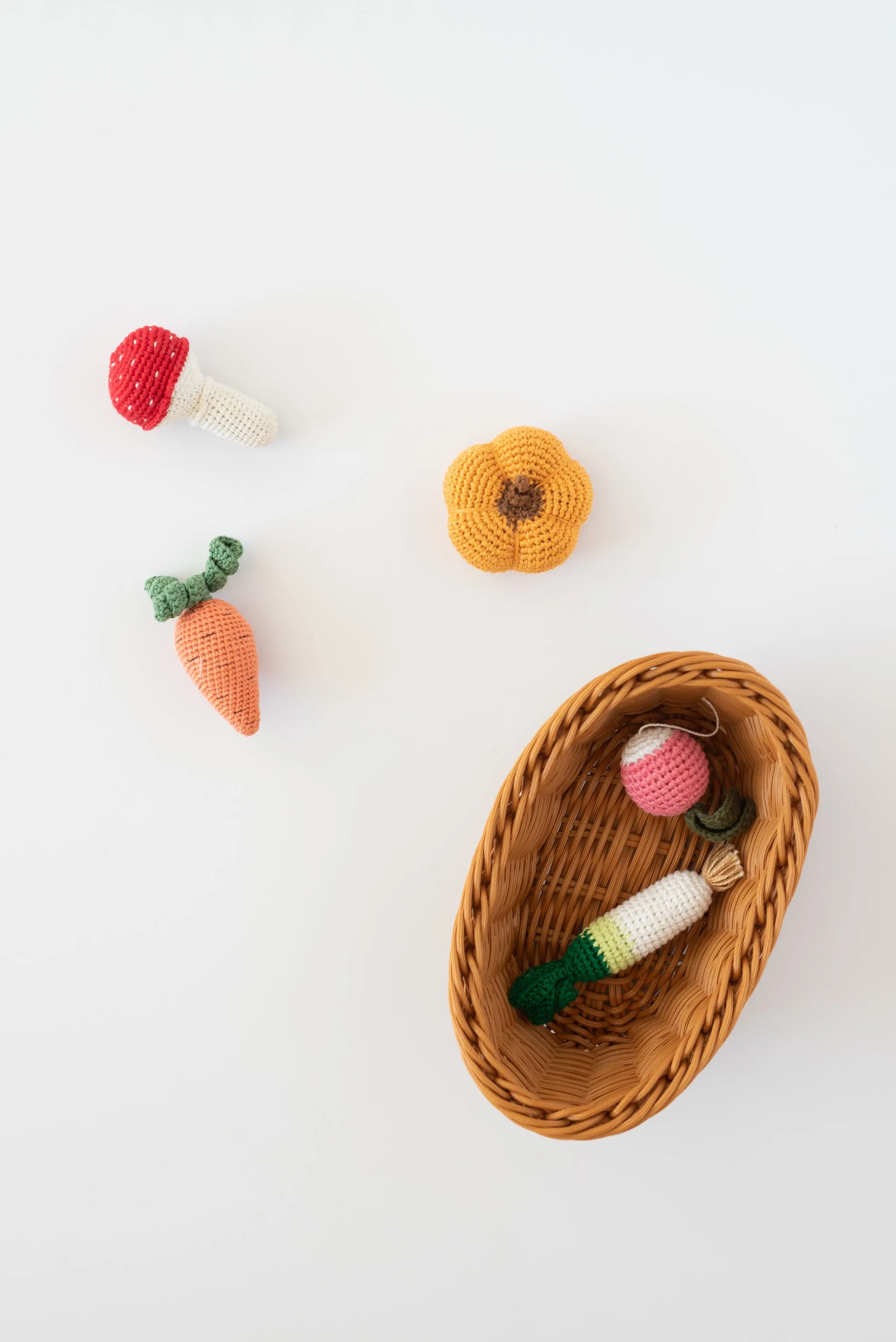 Cestino di verdura a crochet con carte illustrate