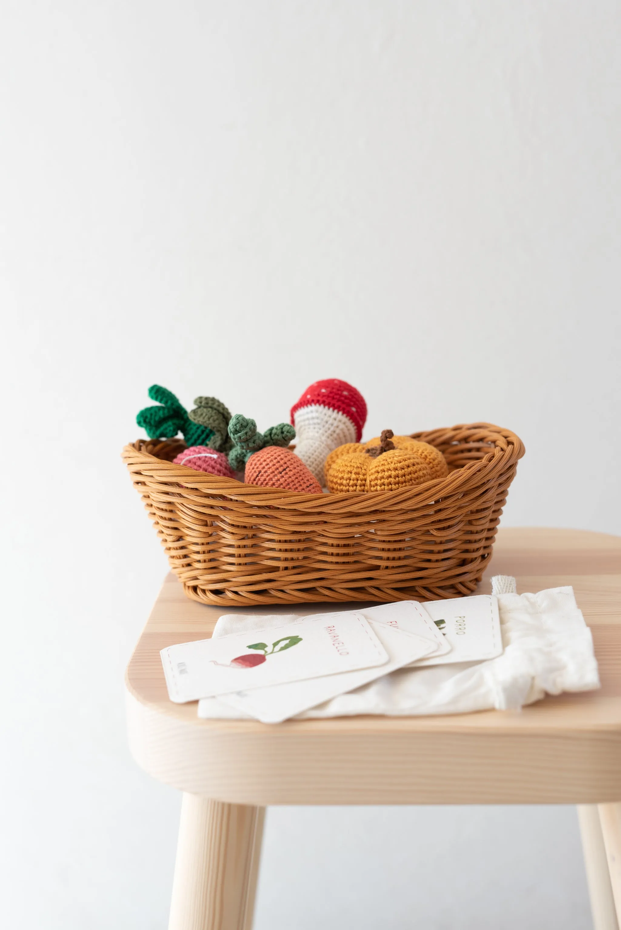 Cestino di verdura a crochet con carte illustrate