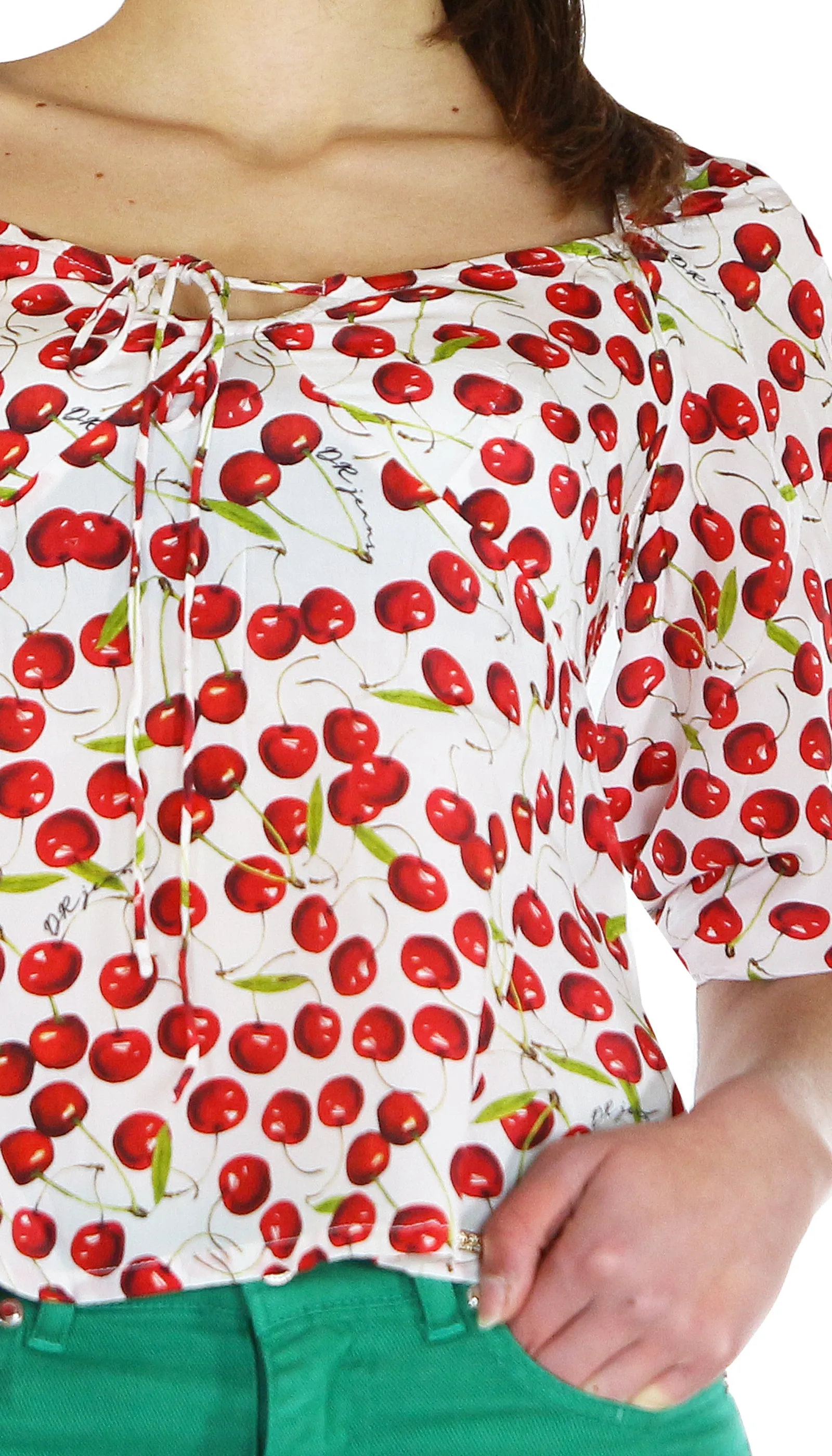 Denny Rose Jeans Blusa in raso con stampa ciliege all over.