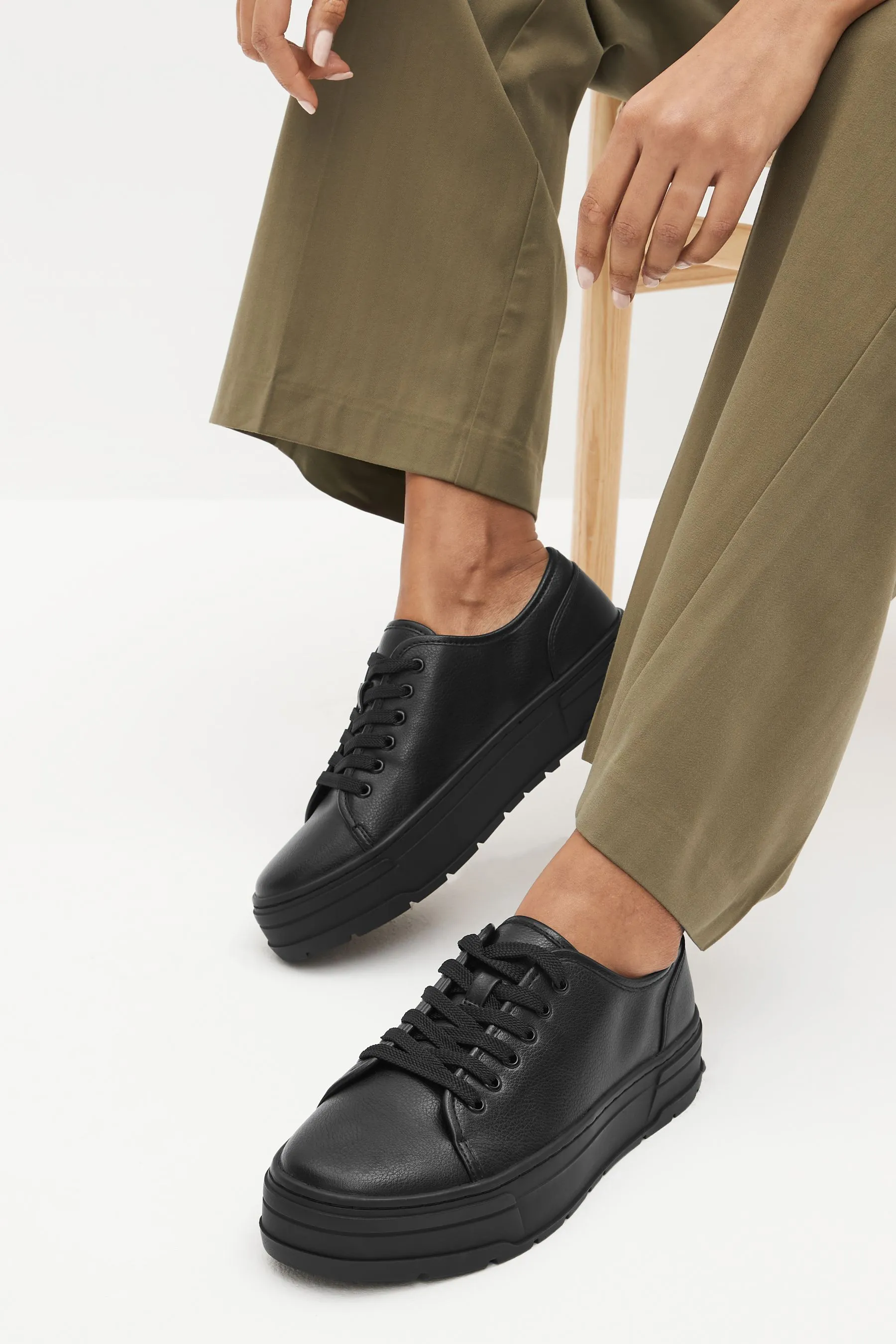 Forever Comfort® Scarpe da ginnastica grosse con suola con tacchetti in vernice    