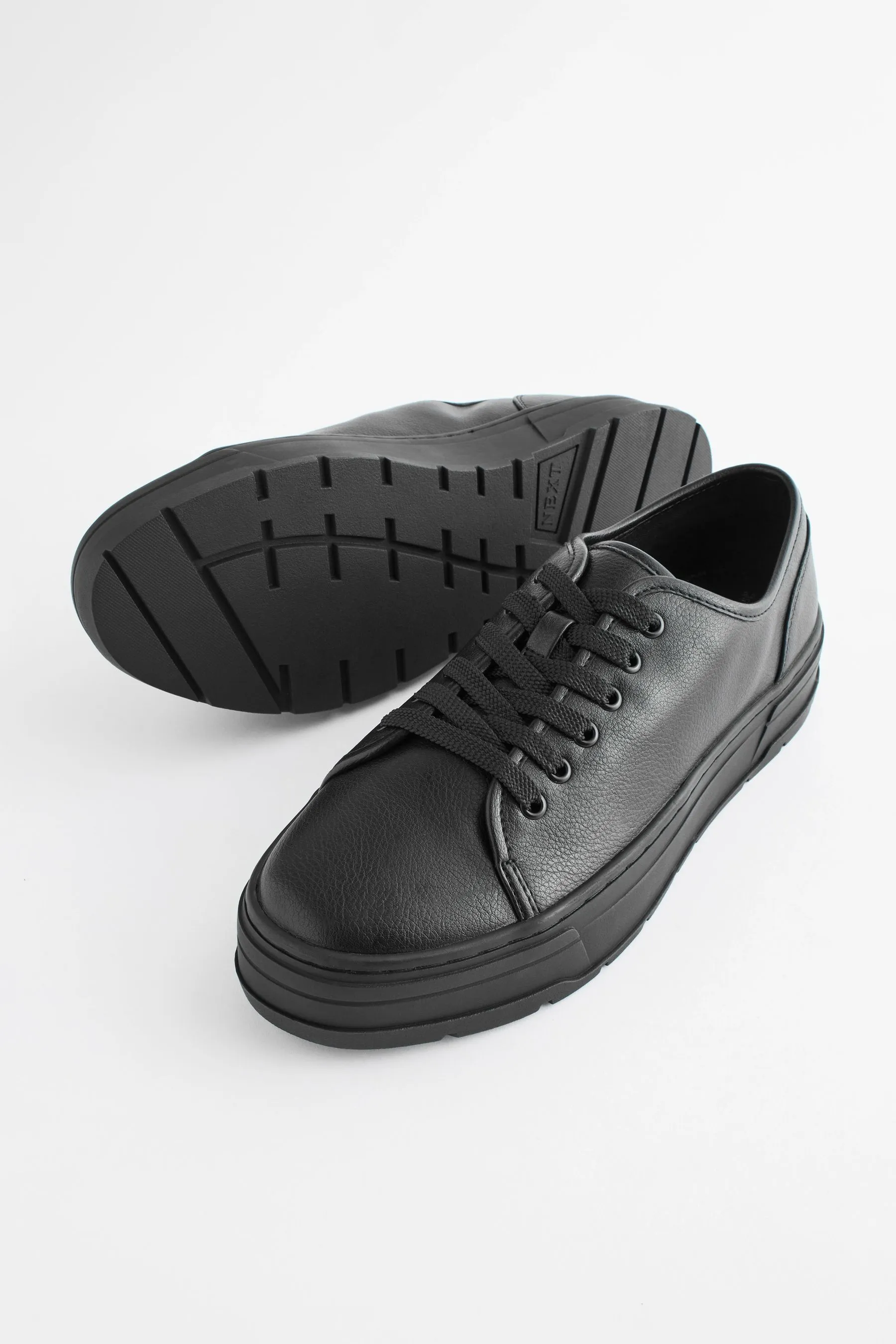 Forever Comfort® Scarpe da ginnastica grosse con suola con tacchetti in vernice    