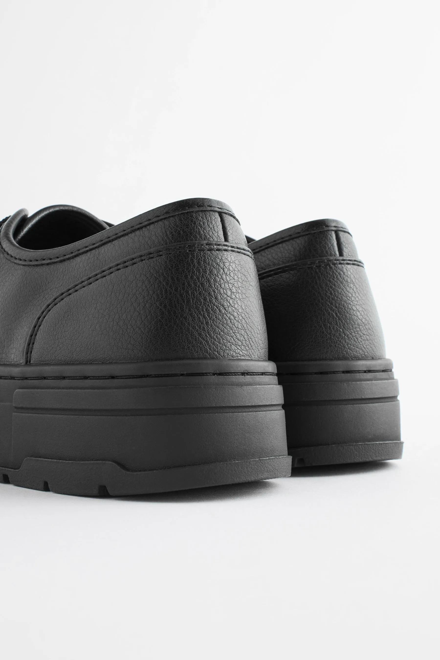 Forever Comfort® Scarpe da ginnastica grosse con suola con tacchetti in vernice    