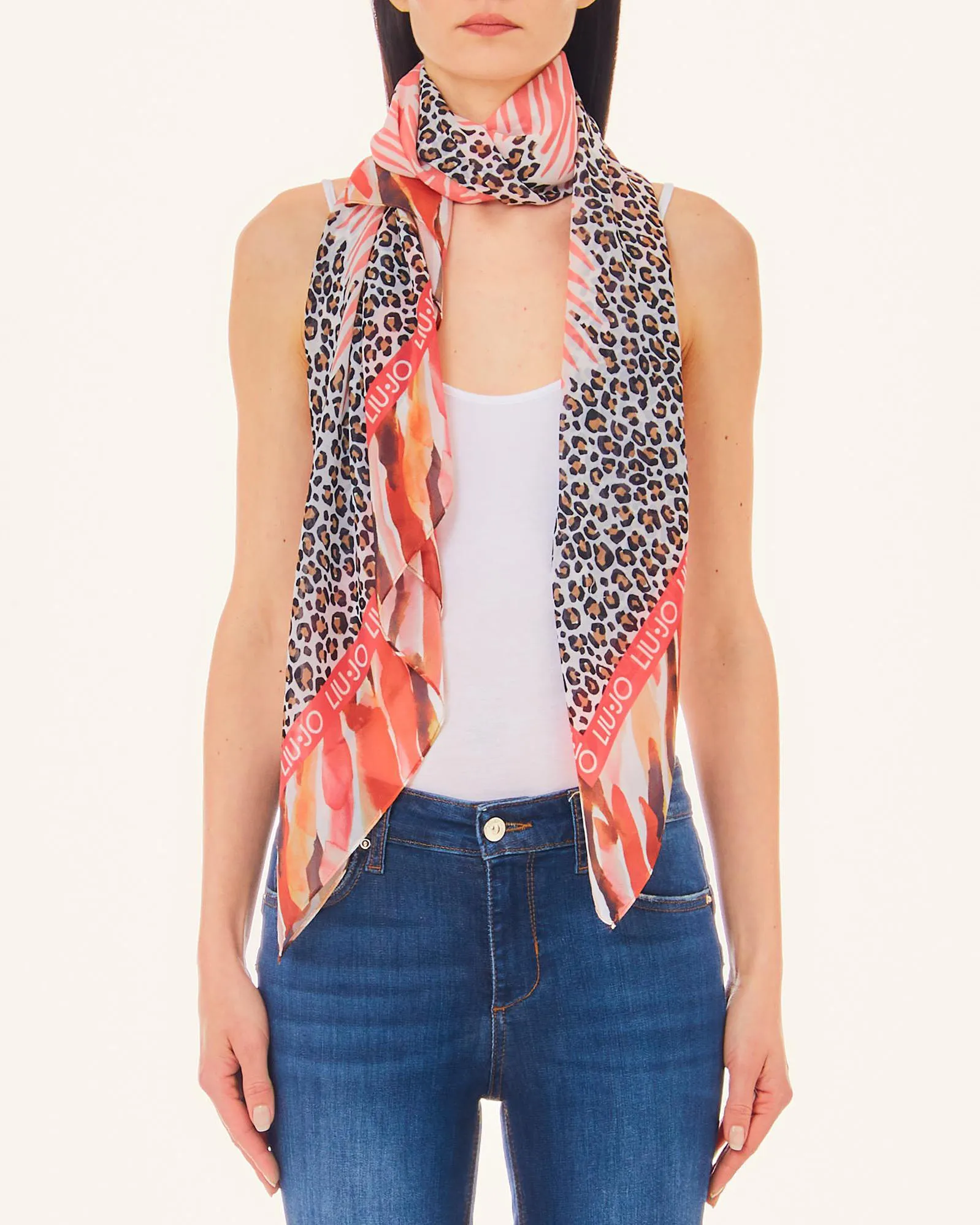 Foulard in chiffon a fantasia animalier con palme e riuquadro esterno a macchie corallo e marroni