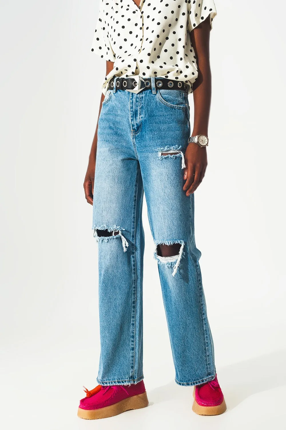 Jeans dritti lavaggio medio con strappi e spacco sul fondo
