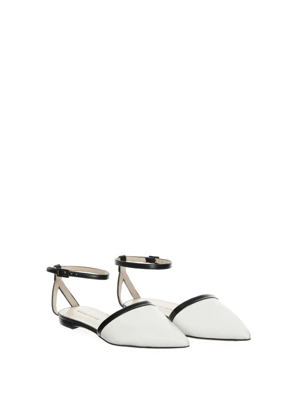 Leather sandals with closed toe