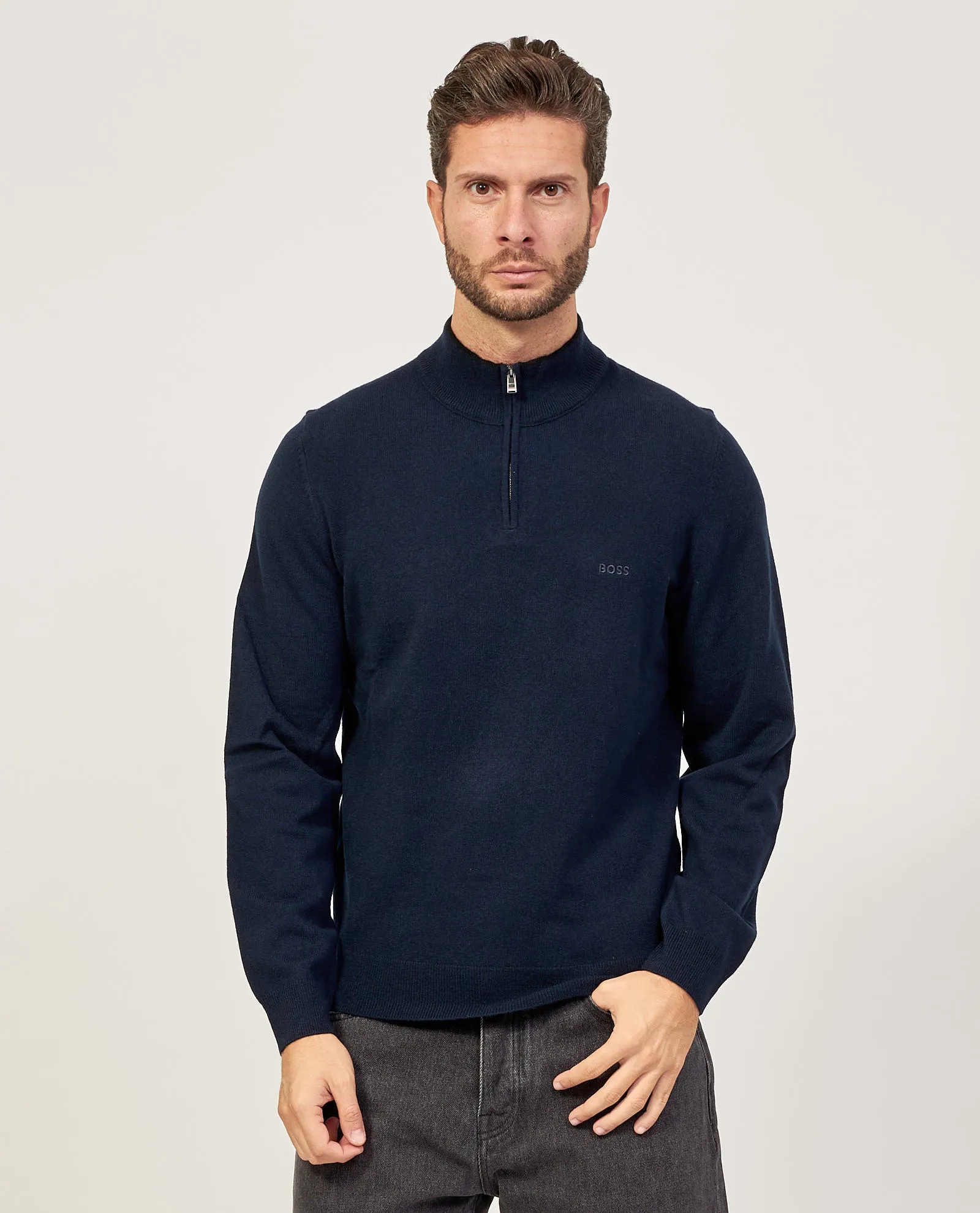 Maglione blu Boss in lana vergine con collo con zip