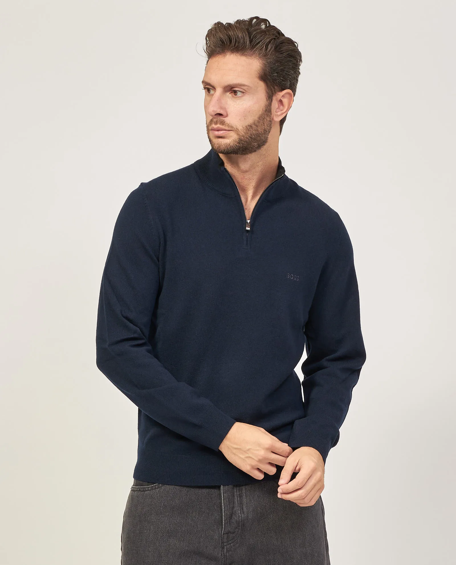 Maglione blu Boss in lana vergine con collo con zip