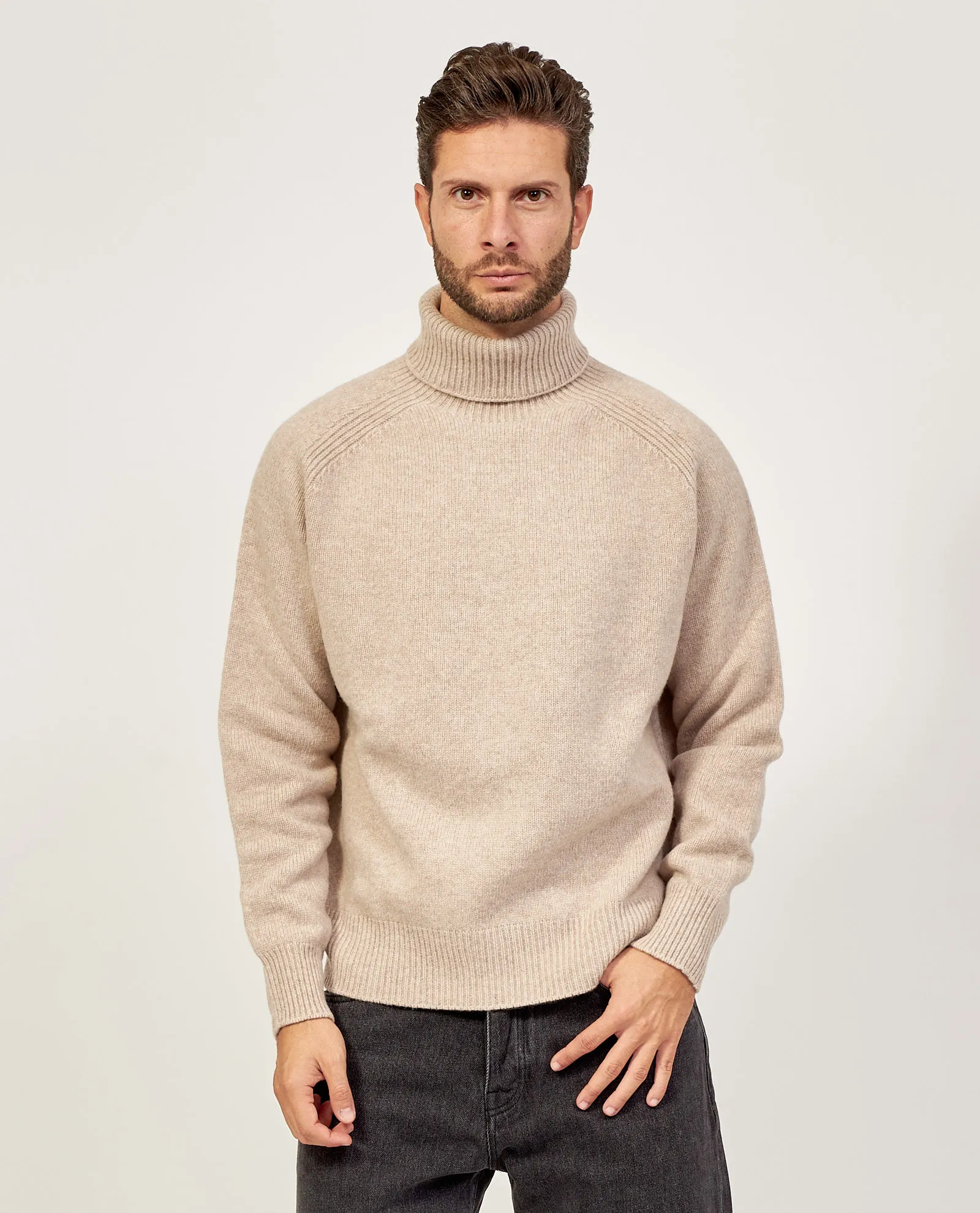 Maglione Boss relaxed fit in lana vergine a collo alto