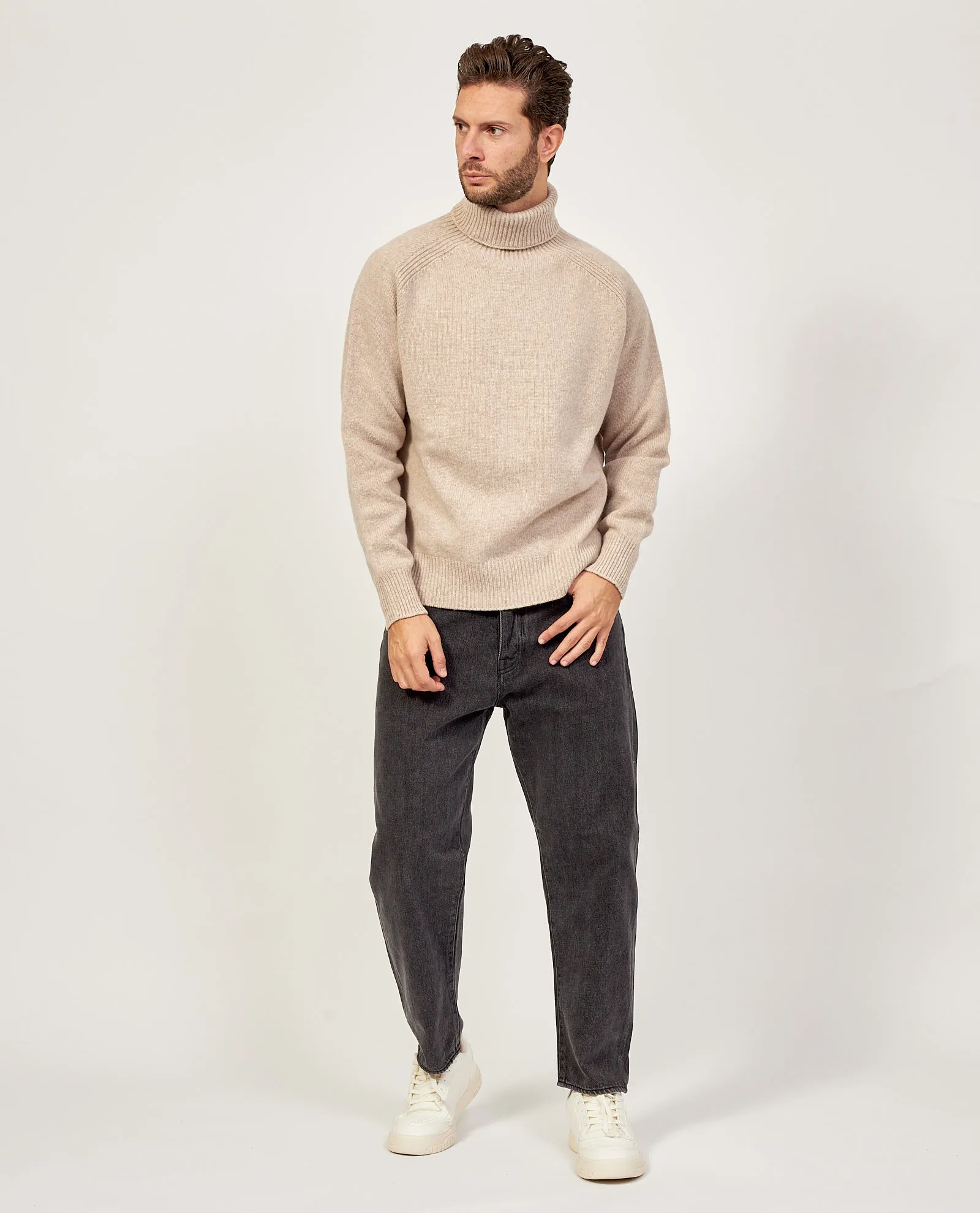 Maglione Boss relaxed fit in lana vergine a collo alto