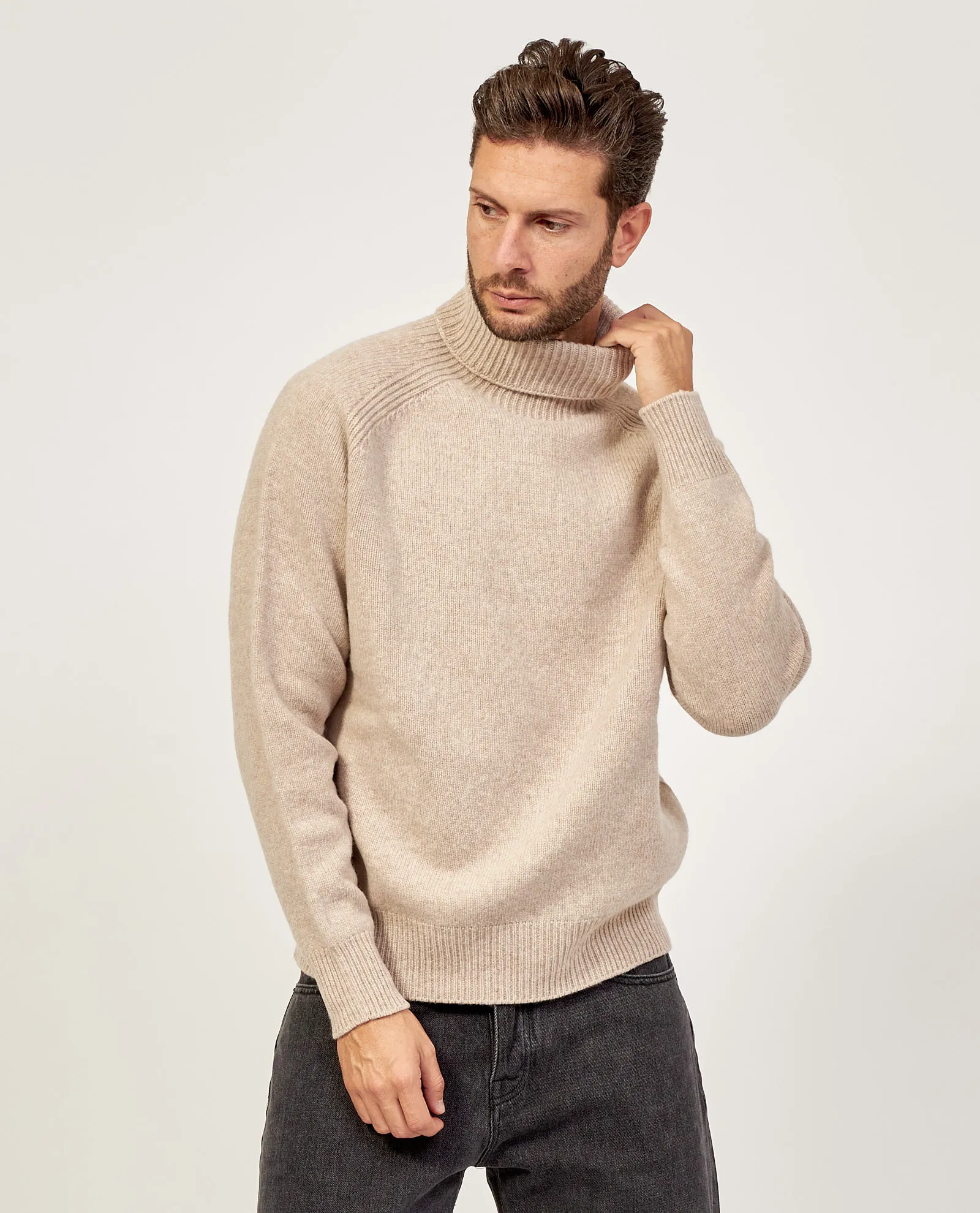Maglione Boss relaxed fit in lana vergine a collo alto