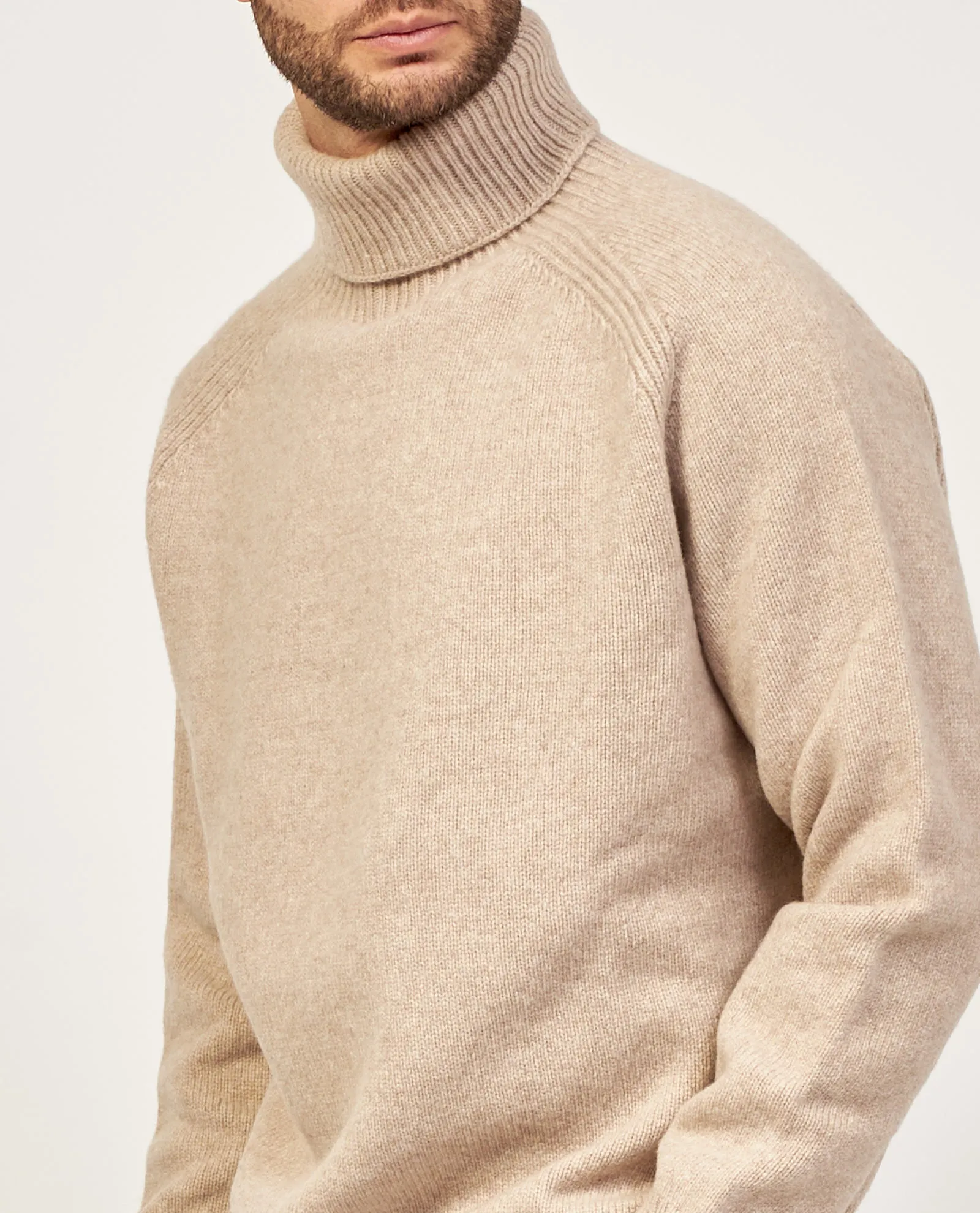 Maglione Boss relaxed fit in lana vergine a collo alto