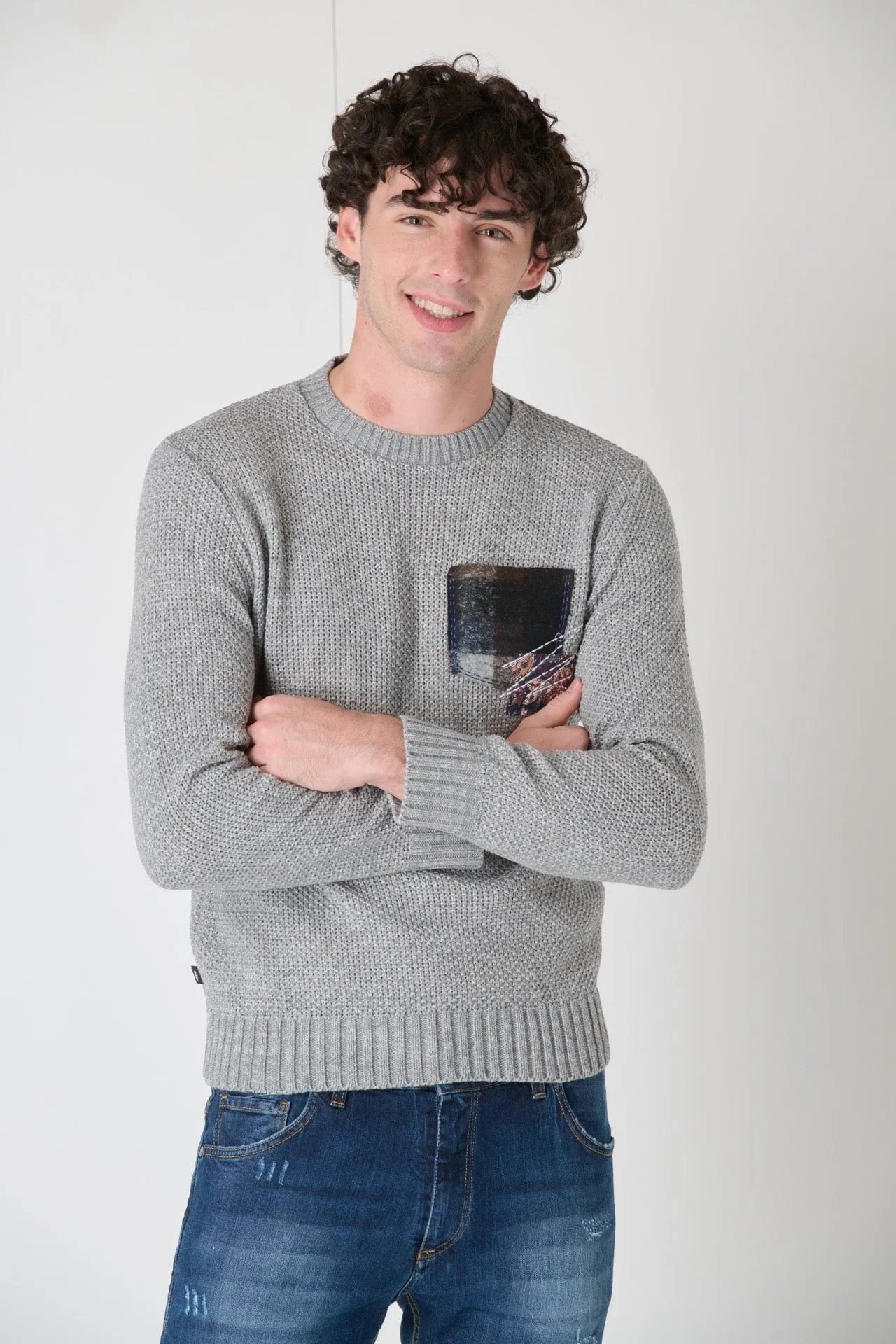 Maglione Girocollo Punto Riso Bottonato Grigio con Taschino Ricamato in Tessuto V2
