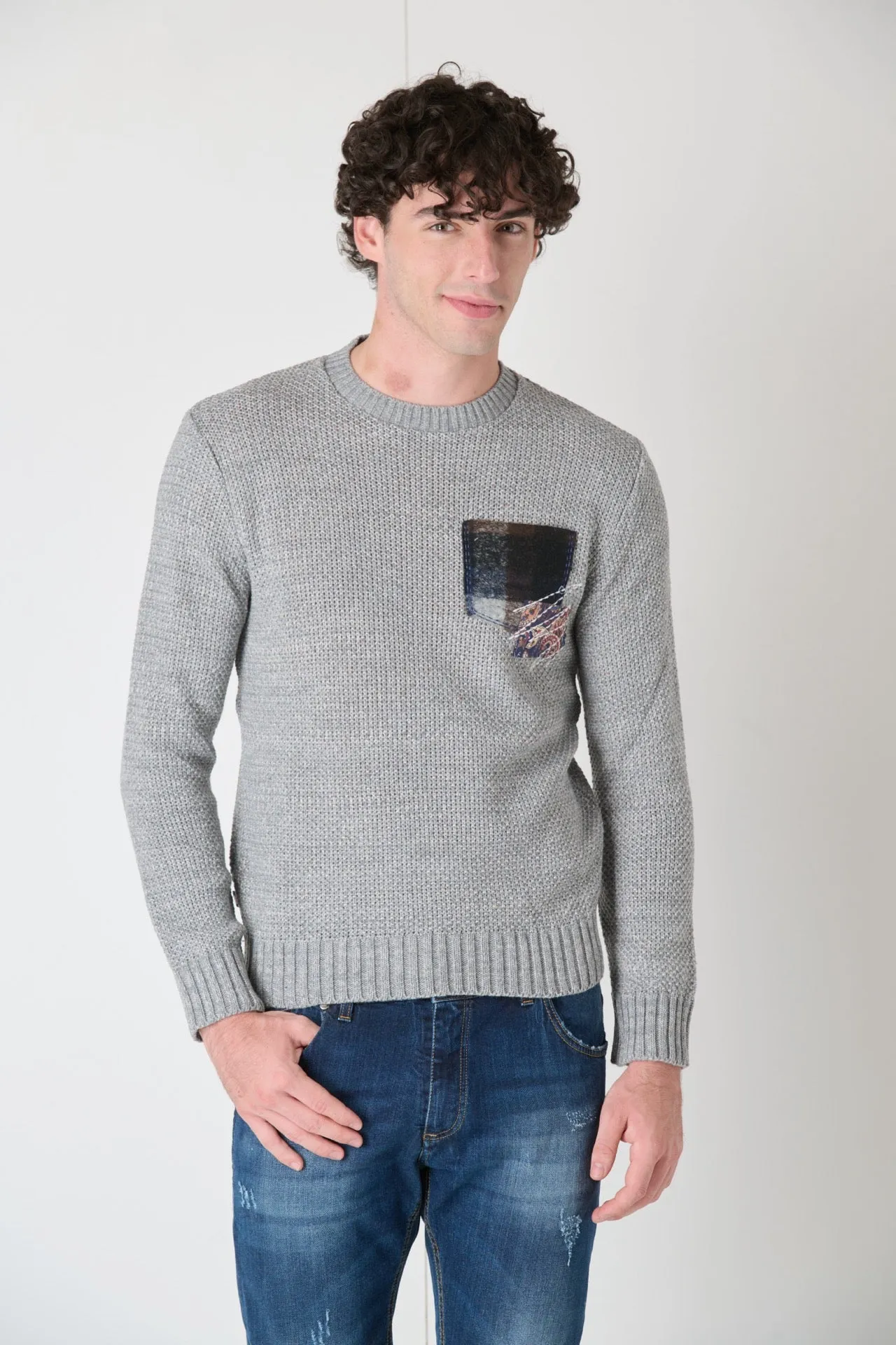 Maglione Girocollo Punto Riso Bottonato Grigio con Taschino Ricamato in Tessuto V2