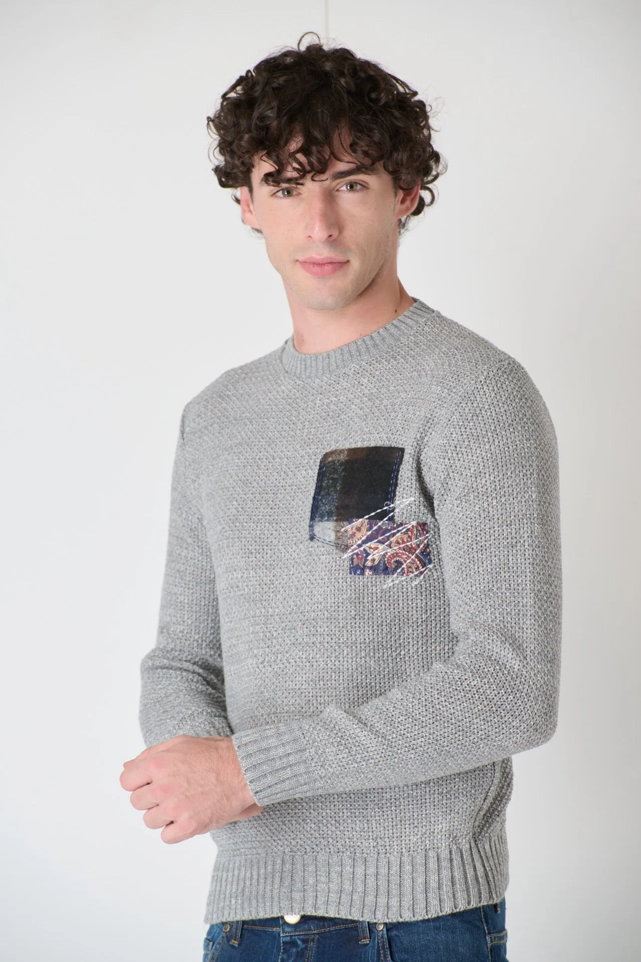 Maglione Girocollo Punto Riso Bottonato Grigio con Taschino Ricamato in Tessuto V2