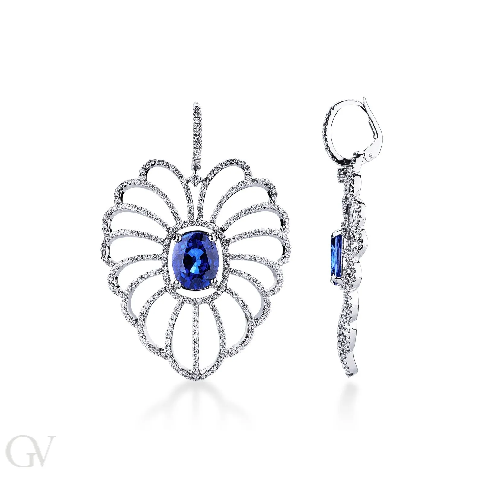 Orecchini in oro bianco 18k con grande pendente ovale in diamanti e zaffiro blu.