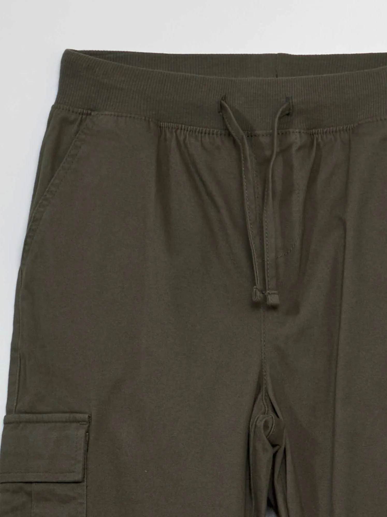 Pantaloni con tasche con patta - Taglio più confortevole - KAKI