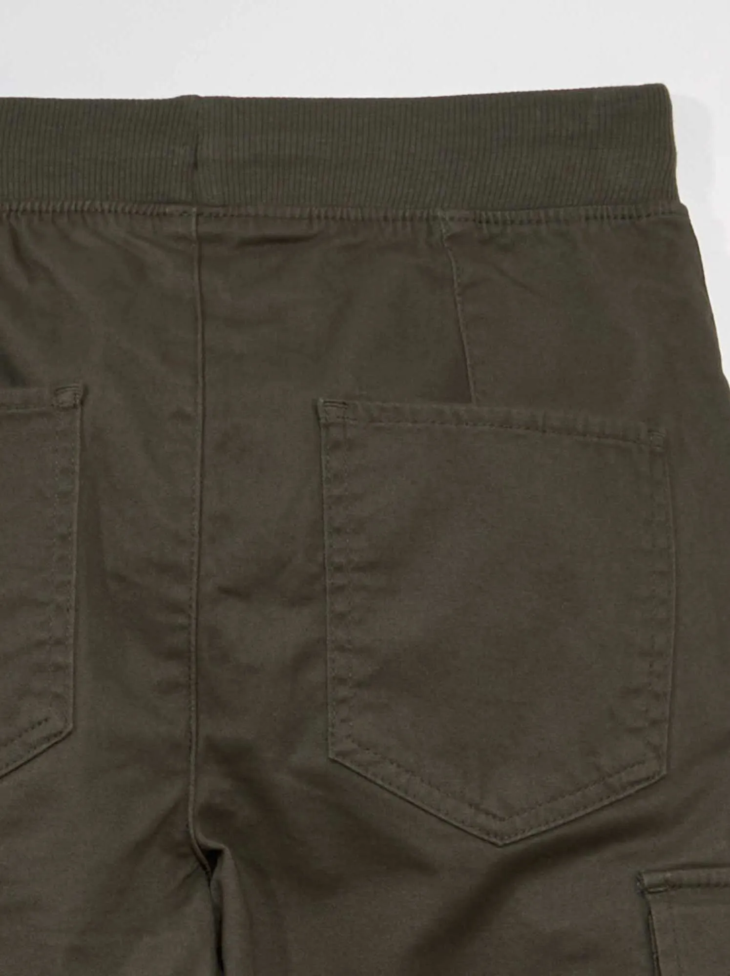 Pantaloni con tasche con patta - Taglio più confortevole - KAKI