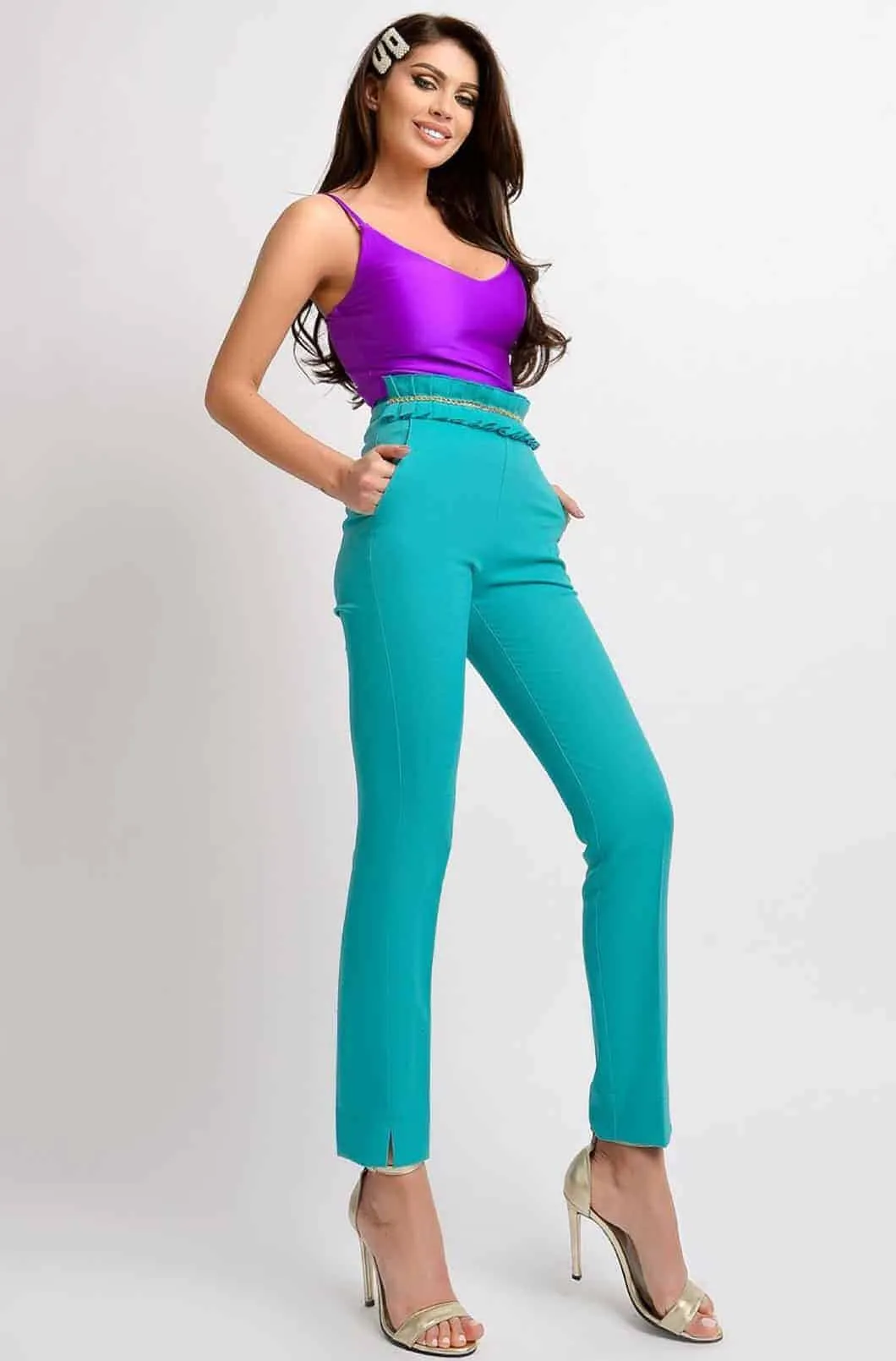 Pantaloni di colore verde chiaro , punto vita lavorato