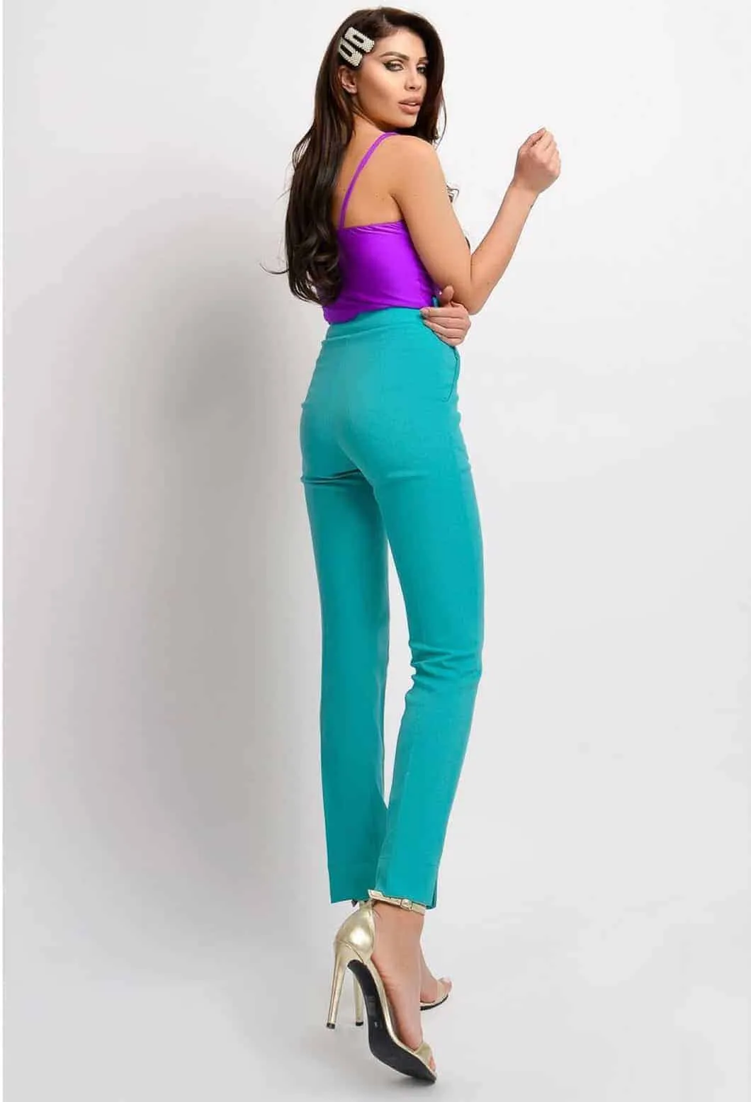 Pantaloni di colore verde chiaro , punto vita lavorato