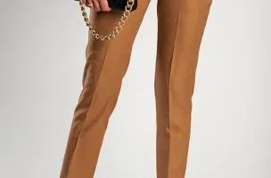 Pantaloni eleganti lunghi con gamba aderente, colore cammello