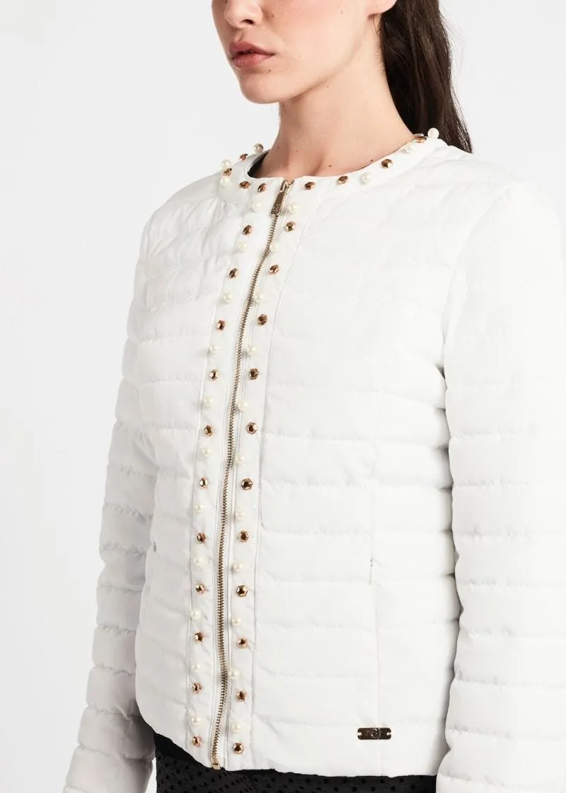 Piumino slim con dettagli gioiello
