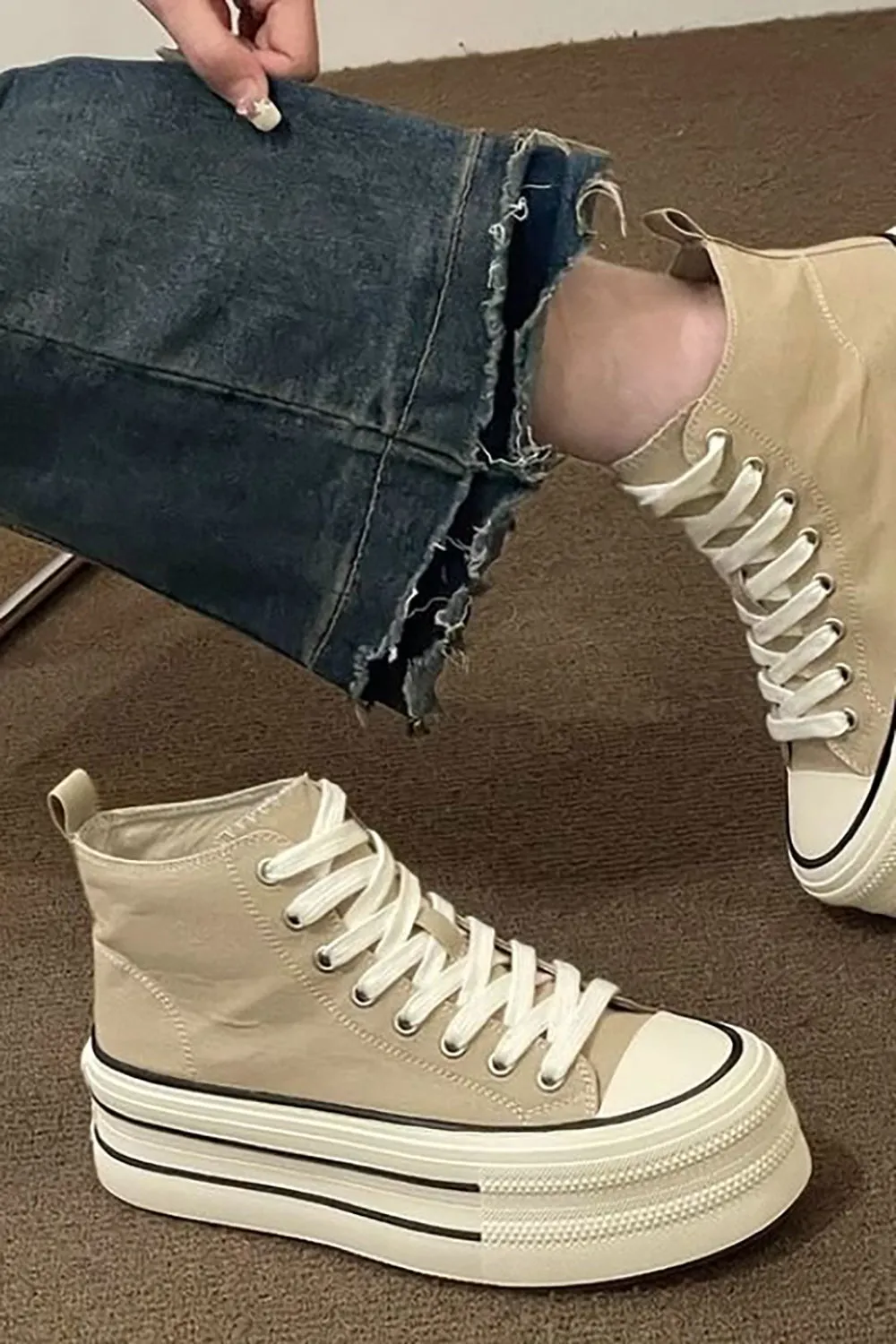 Scarpe da ginnastica alte in tela con plateau color kaki chiaro