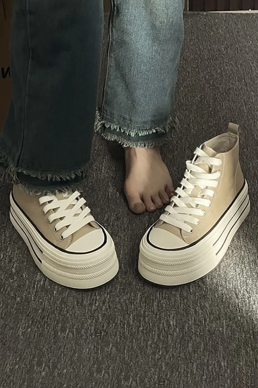 Scarpe da ginnastica alte in tela con plateau color kaki chiaro