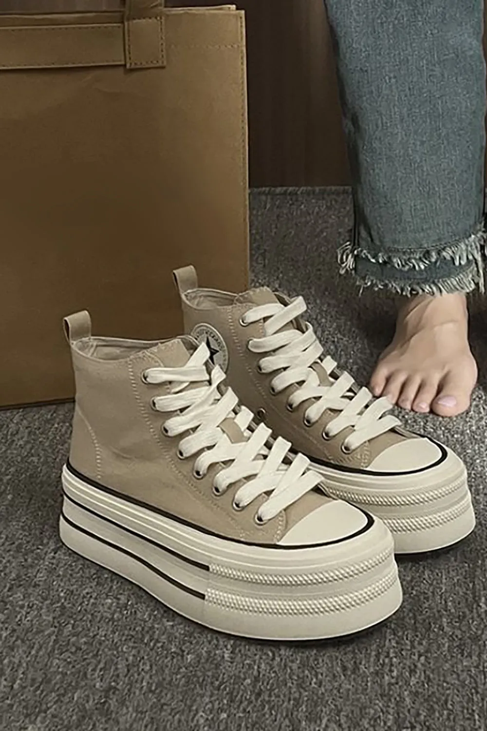 Scarpe da ginnastica alte in tela con plateau color kaki chiaro