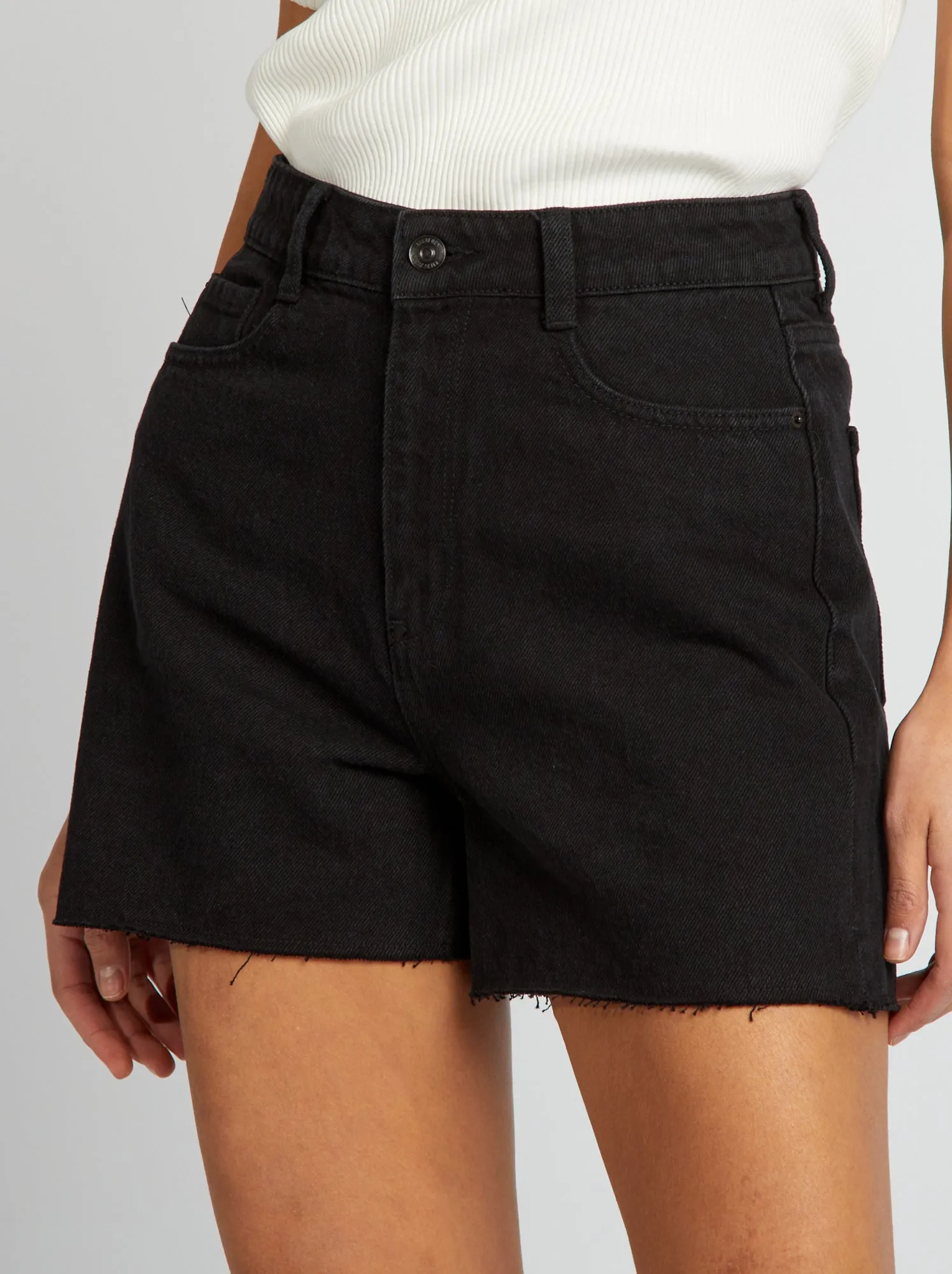 Shorts in jeans a taglio vivo - NERO